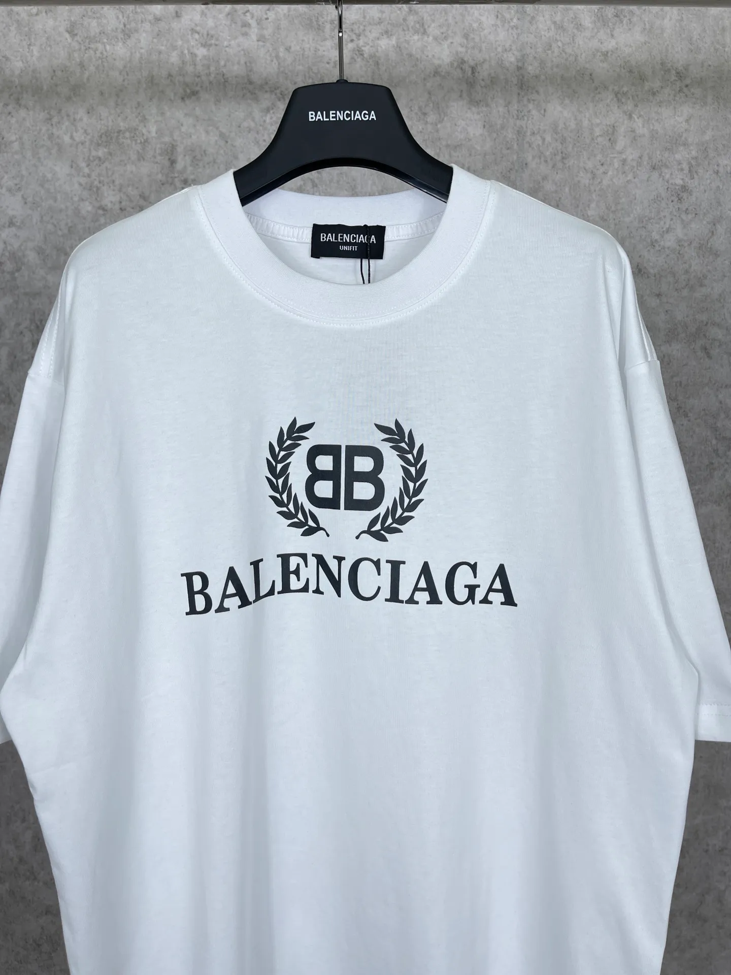 🅿️180 real photos [Top version. Official website quality] BALENCI*GA/Paris. Wheat ear printed short-sleeved T-shirt. Brick cabinet synchronization. The fabric is made of Paris ZP custom-woven and dyed 100% cotton double yarn compact cotton. The weight is 260 grams, the cloth surface is clean. The cloth pattern is clear, soft and comfortable. The threads are dyed with no color difference. The classic pattern is printed with environmentally friendly imported materials, straight crack glue and precision printing screen. The letters are clear and the effect is three-dimensional, restoring the brick cabinet. It is not the same as the market currency, welcome to compare. The version adopts OS loose shoulder design. Same style for men and women. Code: BL223080 Color: Black. White. Kaqi color. Size: XS to L