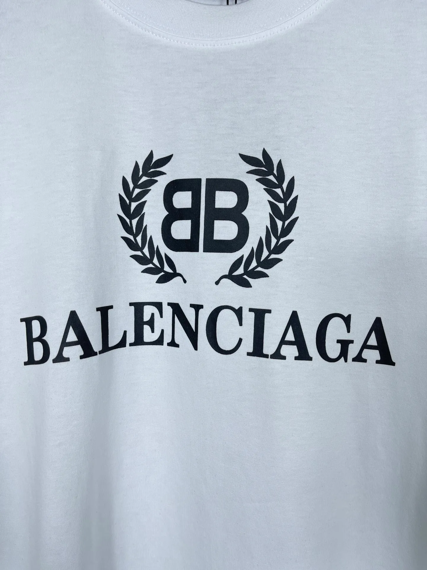 🅿️180 real photos [Top version. Official website quality] BALENCI*GA/Paris. Wheat ear printed short-sleeved T-shirt. Brick cabinet synchronization. The fabric is made of Paris ZP custom-woven and dyed 100% cotton double yarn compact cotton. The weight is 260 grams, the cloth surface is clean. The cloth pattern is clear, soft and comfortable. The threads are dyed with no color difference. The classic pattern is printed with environmentally friendly imported materials, straight crack glue and precision printing screen. The letters are clear and the effect is three-dimensional, restoring the brick cabinet. It is not the same as the market currency, welcome to compare. The version adopts OS loose shoulder design. Same style for men and women. Code: BL223080 Color: Black. White. Kaqi color. Size: XS to L