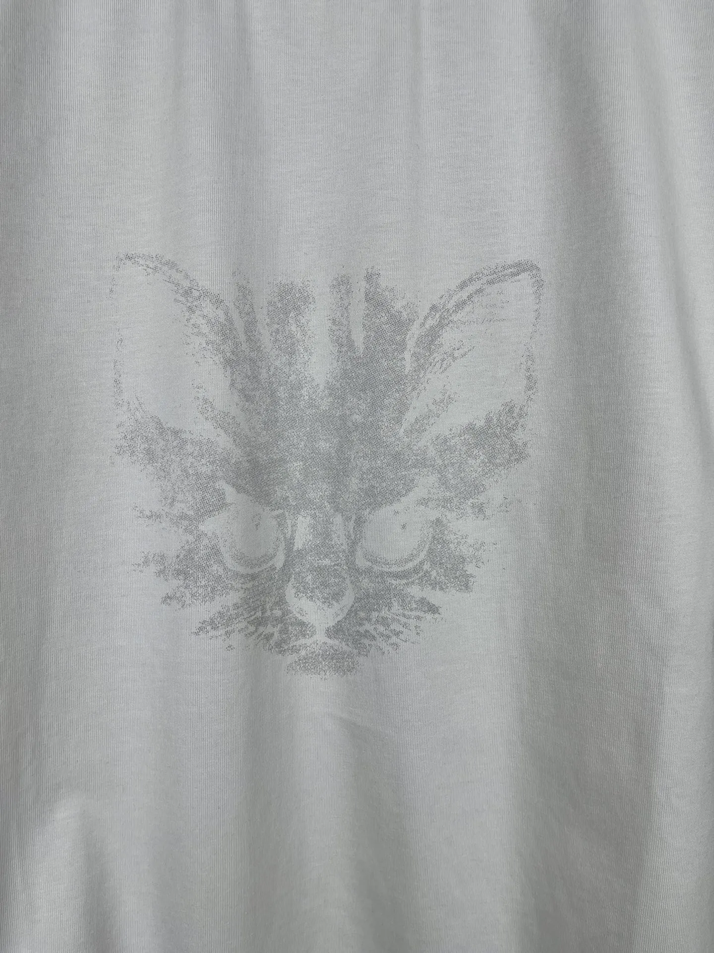 🅿️180 Attention‼ ️Female version. Actual pictures [top version. official website quality] BALENCI*GA/25 new model. Washed and distressed short-sleeved T-shirt with direct spray printing on the front # SS25 latest style. Research and development at the first time, different market currencies. Comparisons welcome. The fabric is made of Paris ZP custom-woven and dyed cotton double yarn. Weighing 260 grams, the cloth surface is clean. The cloth pattern is clear, soft and comfortable. The threads are dyed with no color difference. Printing adopts computer direct printing. Garments are washed and aged. Jubie market currency. Welcome to compare. The version adopts the medium version. Women's version Code: BL253732 Color: Washed black, gray and white Size: XS S M L