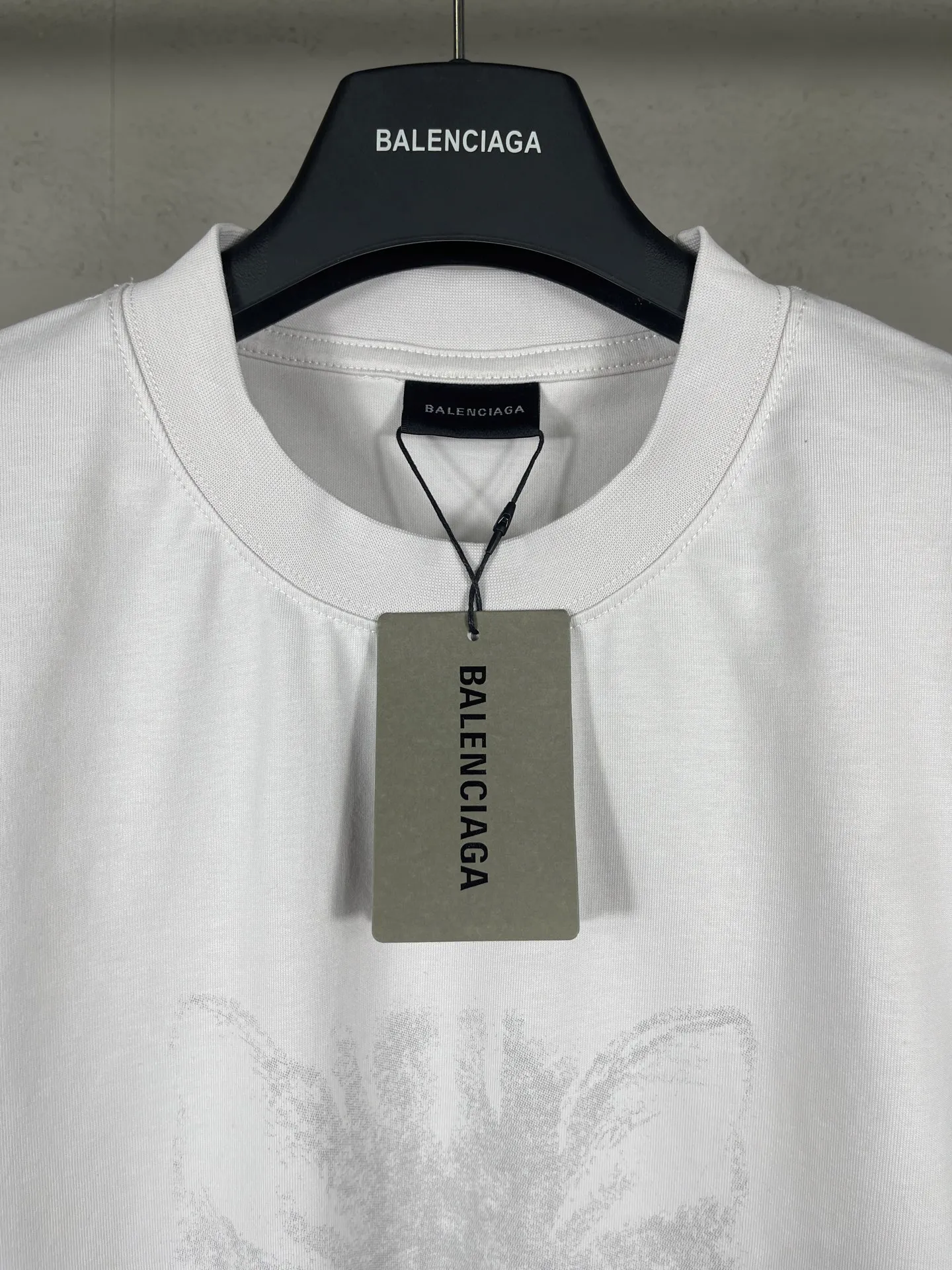 🅿️180 Attention‼ ️Female version. Actual pictures [top version. official website quality] BALENCI*GA/25 new model. Washed and distressed short-sleeved T-shirt with direct spray printing on the front # SS25 latest style. Research and development at the first time, different market currencies. Comparisons welcome. The fabric is made of Paris ZP custom-woven and dyed cotton double yarn. Weighing 260 grams, the cloth surface is clean. The cloth pattern is clear, soft and comfortable. The threads are dyed with no color difference. Printing adopts computer direct printing. Garments are washed and aged. Jubie market currency. Welcome to compare. The version adopts the medium version. Women's version Code: BL253732 Color: Washed black, gray and white Size: XS S M L