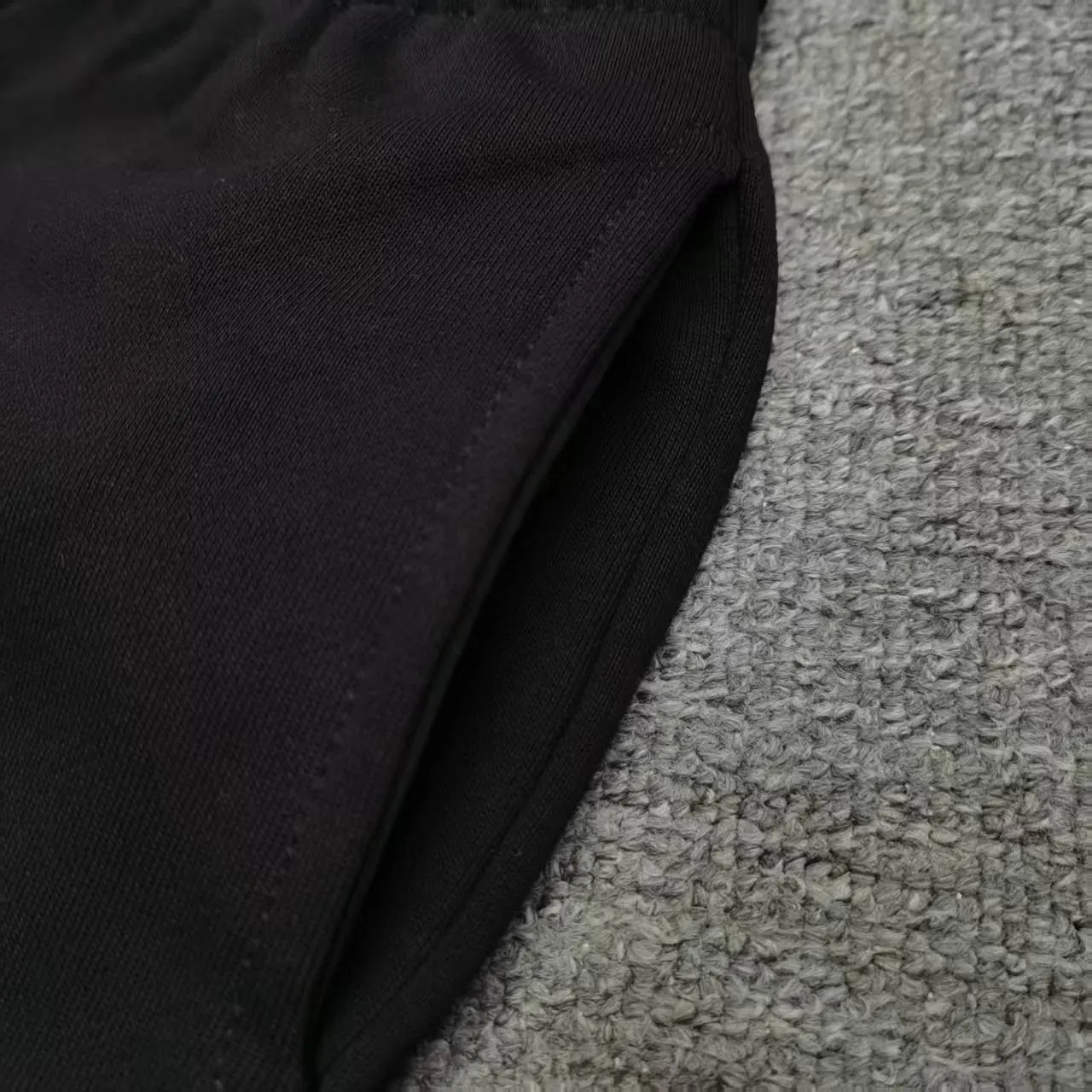 The top tried and tested version of BALENCIAGA Paris' new Coke graffiti letter shorts. The os version is really charming. Balenciaga is also really unique. Every new season's version is to the extreme. It is very practical and can be worn casually. Nice✔️ - ⚠️100% cotton. Made of custom-dyed terry cotton sweatshirt surface, 420g double-ply double yarn, comfortable to the touch. Made of imported knitting needle carded cotton, the thickness is moderate, drapey and contoured, making the upper body comfortable! ! It is very tolerant to fat body types and can instantly lose five pounds after wearing it!  The artistic arrangement of English letters on the front panel # Simple Elements greatly increases the interest of the clothing; it has a unique visual effect.  Pants hem Loose closing Double-layer fabric Good closing effect Exquisite hemming Color: Black White Size: XS-S-M-L P: 290