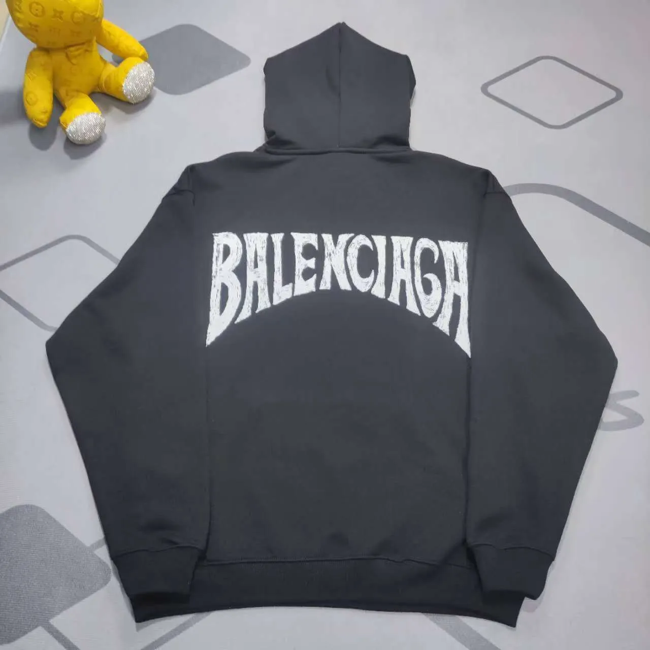 Top version Balenciaga Hawaiian limited print hooded sweatshirt ✅No.1 quality in this market Real ceiling quality ✅All original development pays attention to details to avoid stolen pictures mixed with merchants ✅Correct 450g custom-woven and dyed 100% cotton double yarn compact cotton fabric ✅Imported Kangli direct-injection printing color ZP consistent ✅Letter tearing process clear and firm without hand feel ✅Ready-made garments washed and distressed Super heavy craftsmanship Good color fastness ZP consistent Here explain why I am a little more expensive than others. 1. It seems to be simple printing or embroidery, but in fact it is not simple at all. 10000% imported machine restoration is not just a lip service. You are welcome to compare with peers. 2. Each model is produced by the company, and the details of the workmanship and fabrics are consistent with the original ones. It is guaranteed to have no color difference with the counters. Reproduction is not scary. Whoever is fake will be embarrassed. It’s not shameful to make a replica, it’s shameful if you can’t buy the correct version if you make a replica.  3. Note that the threaded collars are all original collars of certain countries and regions, with high wrapping. The width of the neckline and cabinets are accurate to the millimeter. Thick necklines are not easy to deform. The collars of high-end products are all restored cabinets. They are different from the big collars in the world. Ordinary garbage short-sleeves are printed with a print. The clavicle of the upper body is exposed. Please be patient. Customers who have bought genuine products or have seen genuine products will come back to place orders again. This is quality. This is quality. 4. Different styles of washed wheat main wheat, including imported wheat, have different colors and codes. Really restore the counter. As we all know, Balenciaga's collar labels in each quarter have different English or different colors. This distinguishes fast food from the world's same-colored main wheat washed wheat. 5. Pay attention to the workmanship. The stitching at the neckline has no folds, smooth and natural without overlapping lines, and truly restores this. This is something that many people cannot do. 6. The fabric is made of 450g Paris-specific double yarn. No one can make better fabrics than my family. There's really no way to compare it with the ordinary version on the market. Respect it. It's genuine and costs thousands of dollars anyway. Don't go wrong with the quality of street stall products. 7. The workmanship is fully restored and the packaging is fully restored. The cost is huge. 8. I guarantee here that this is the highest quality you can find. P: 490 Size: XS-S-M-L (The correct version is very large)