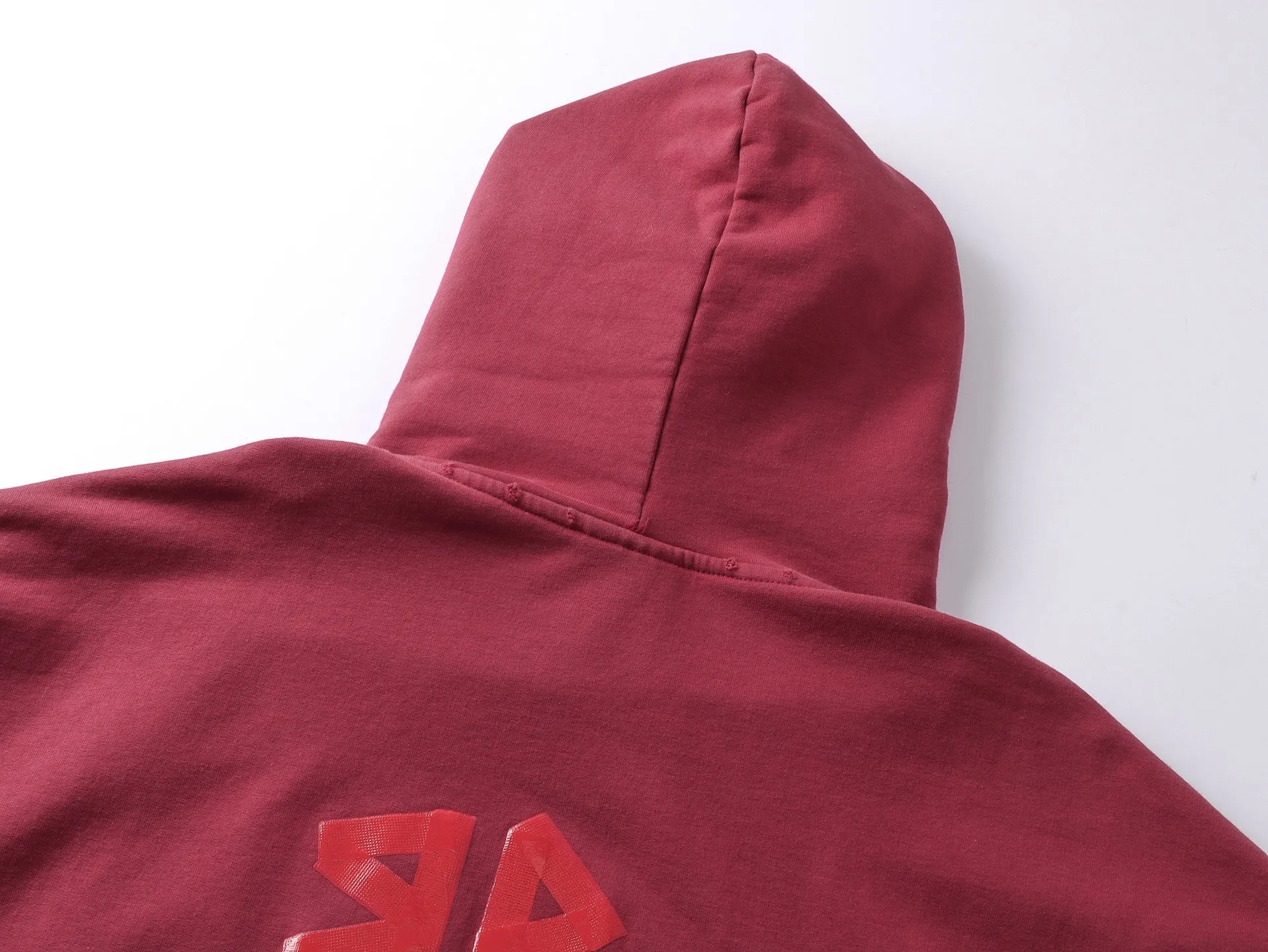 🅿️390 real photos [Top version. Official website quality] BALENCI*GA/Paris. 23ss latest classic hot model. Purchase the original board at the first time. Color. Printing. Washing. Production and authenticity. Wrong version in Jubie market. Welcome to compare. Tape direct printing. Ready-to-wear hooded sweatshirt washed and worn twice. The brick cabinet is synchronized. The fabric is made of Paris ZP custom-woven and dyed cotton sweatshirt. The weight is 450 grams. The cloth surface is clean. The cloth pattern is clear, soft and comfortable, and the threads are dyed with no color difference. The classic pattern adopts Kornit imported direct injection. The letters are clear and the effect is three-dimensional. Restored brick cabinet. The garments were washed and aged, and polished by many hands. Produced by ultra-heavy craftsmanship, special market currency. Note⚠️ZP fabric is made of fine-grained yarn. Pay attention to the big difference! Welcome to compare! The version adopts OS loose shoulder version. The same style for men and women. Code: BL238016 Color: dark gray blue, Paris blue, washed black, burgundy, fluorescent yellow, green, floral gray, sky blue, khaki, rose red Size: XS S M L