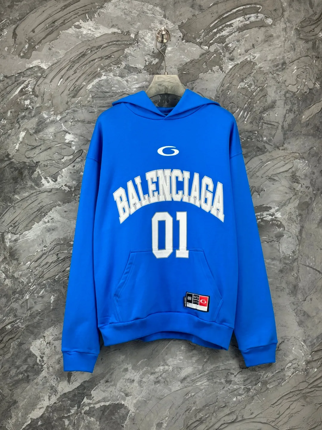 🅿️380 - BALENCI*GA Paris' latest embroidered printed hooded long-sleeved sweatshirt for basketball uniforms. The front embroidery is embroidered and printed with a Tajima computer embroidery machine. The car seal in the lower left corner. The back panel is printed with environmentally friendly glue. The effect is three-dimensional. Exclusively pattern-woven and dyed 460g fabric. Threads are dyed in the same cylinder with zero color difference. Brick cabinets are synchronized. Comparisons are welcome. Same style for men and women -Color: black, purple, orchid -SIZE: Xs S M L style number 8956#