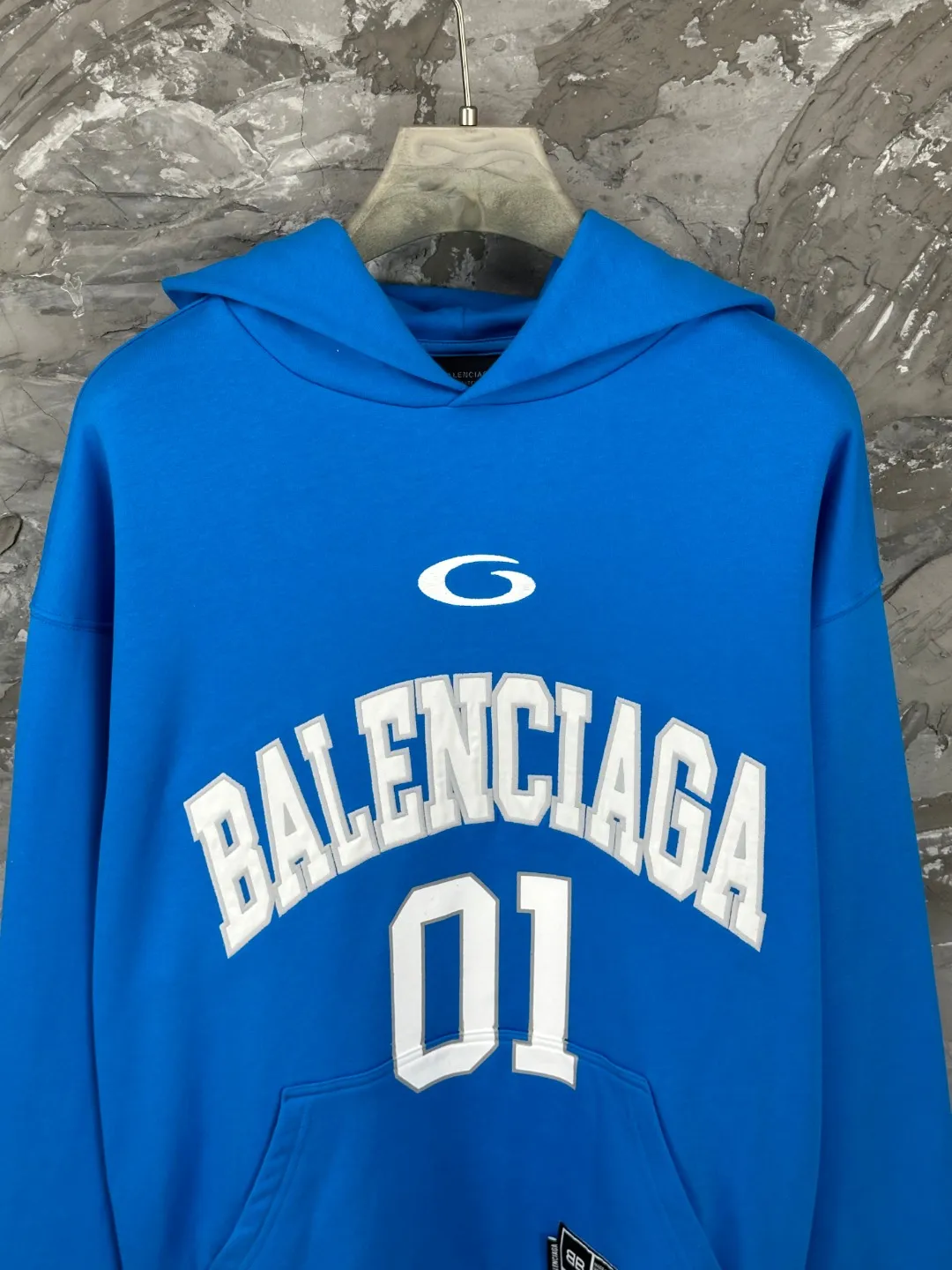 🅿️380 - BALENCI*GA Paris' latest embroidered printed hooded long-sleeved sweatshirt for basketball uniforms. The front embroidery is embroidered and printed with a Tajima computer embroidery machine. The car seal in the lower left corner. The back panel is printed with environmentally friendly glue. The effect is three-dimensional. Exclusively pattern-woven and dyed 460g fabric. Threads are dyed in the same cylinder with zero color difference. Brick cabinets are synchronized. Comparisons are welcome. Same style for men and women -Color: black, purple, orchid -SIZE: Xs S M L style number 8956#