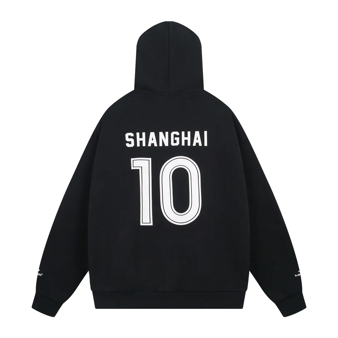 🅿️380 real shots [Top version. Official website quality] BALENCI*GA/Paris new model. Co-branded Manchester United football sportswear LOGO embroidered printed cardigan hooded sweatshirt. The craftsmanship is extremely complex and the market currency is very different. Welcome to compare🆚. The fabric is made of Paris ZP custom-woven and dyed cotton sweatshirt. Weighing 460 grams, the cloth surface is clean. The cloth pattern is clear, soft and comfortable. The threads are dyed with no color difference. The classic pattern embroidery is embroidered by Tajima imported embroidery machine, and the printing uses imported glue. The letters are clear, three-dimensional and without burrs. Jubie market produces pictures based on pictures. Welcome to compare. The version adopts OS loose shoulder design. Same style for men and women. Code: BL238927 Color: black, white Size: XS S M L
