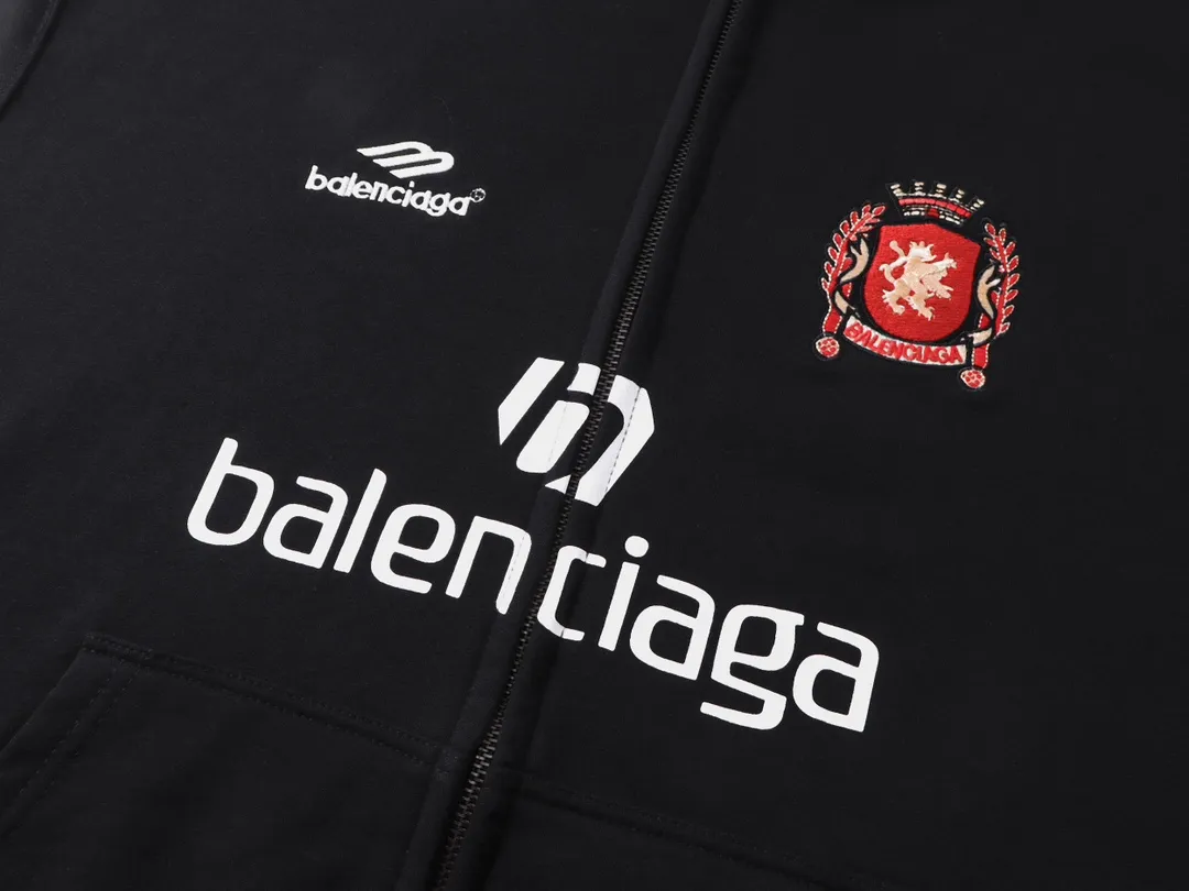 🅿️380 real shots [Top version. Official website quality] BALENCI*GA/Paris new model. Co-branded Manchester United football sportswear LOGO embroidered printed cardigan hooded sweatshirt. The craftsmanship is extremely complex and the market currency is very different. Welcome to compare🆚. The fabric is made of Paris ZP custom-woven and dyed cotton sweatshirt. Weighing 460 grams, the cloth surface is clean. The cloth pattern is clear, soft and comfortable. The threads are dyed with no color difference. The classic pattern embroidery is embroidered by Tajima imported embroidery machine, and the printing uses imported glue. The letters are clear, three-dimensional and without burrs. Jubie market produces pictures based on pictures. Welcome to compare. The version adopts OS loose shoulder design. Same style for men and women. Code: BL238927 Color: black, white Size: XS S M L