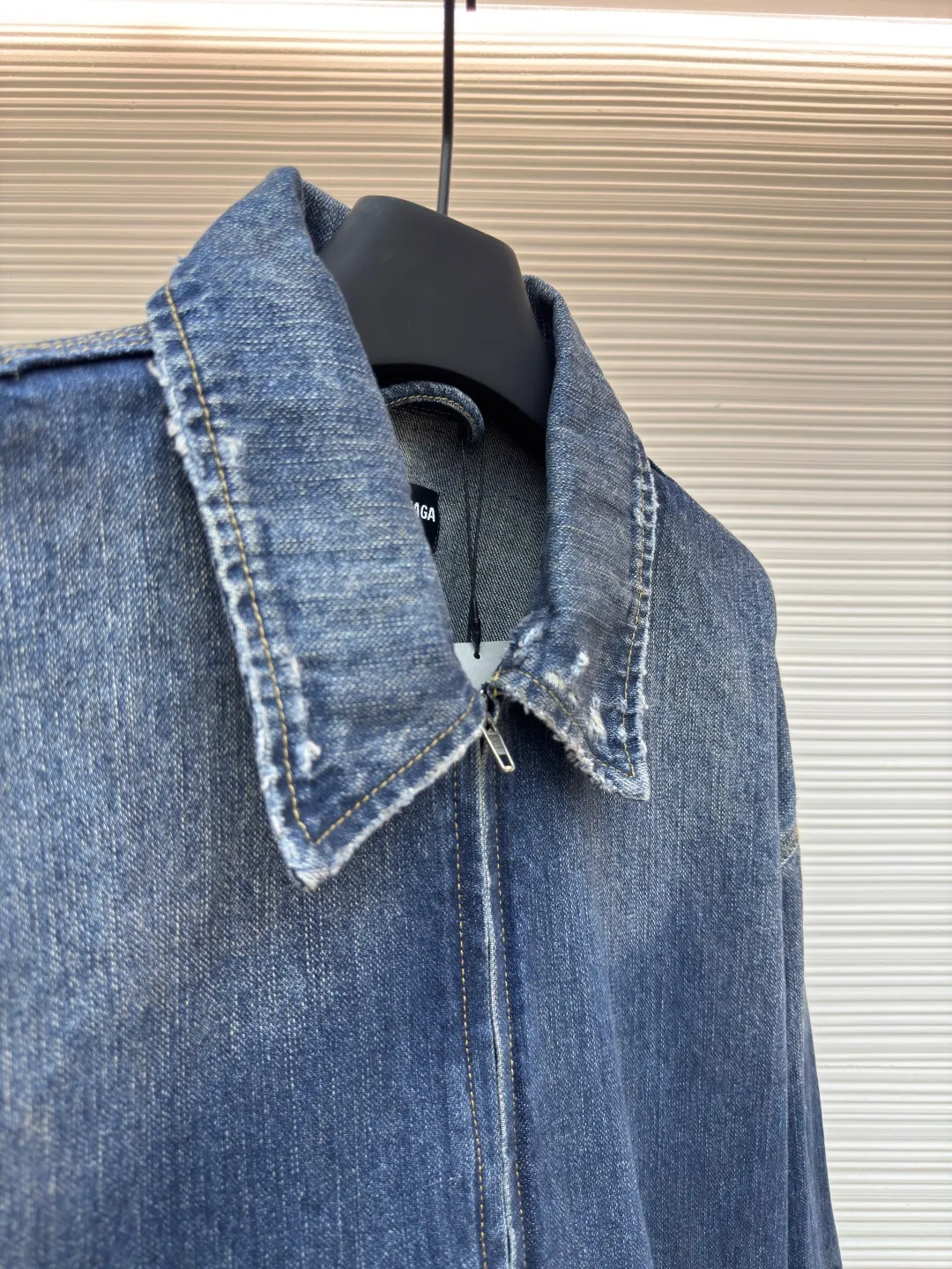 Balenciaga destruction denim jacket ●Authentic product: Purchased and developed by 9437 ●Item number: 1680487-B15 ●Fabric: Denim denim ●Technology: Washed and frayed ●Version: Loose version ●Weight: about 1110g ●Size: XS-S-M ●Description: The fabric is made of high-density pure cotton twill denim imported from Italy. The narrow-width fabric loses a lot to restore the loose drape feeling. The fabric is washed and depadded first. The washing process needs to be repeated three times to restore the color. Through washing and sanding, the old texture is formed. The color is too natural. Finally, a professional painter is required to paint the transition. Custom-woven and dyed trousers and pocket fabrics. The entire thickness. The material is consistent with YB. The cuts are located and damaged. Purely hand-ground and hand-picked. A complete set of customized accessories. Bronze-colored hardware with flat nails. The overall wiring is straight and delicate, the fabric is comfortable and soft, and the color is consistent without color difference. It can be matched with the same style to create a fashionable look and control various occasions. Customized accessories, complete with three standards, same style for men and women!