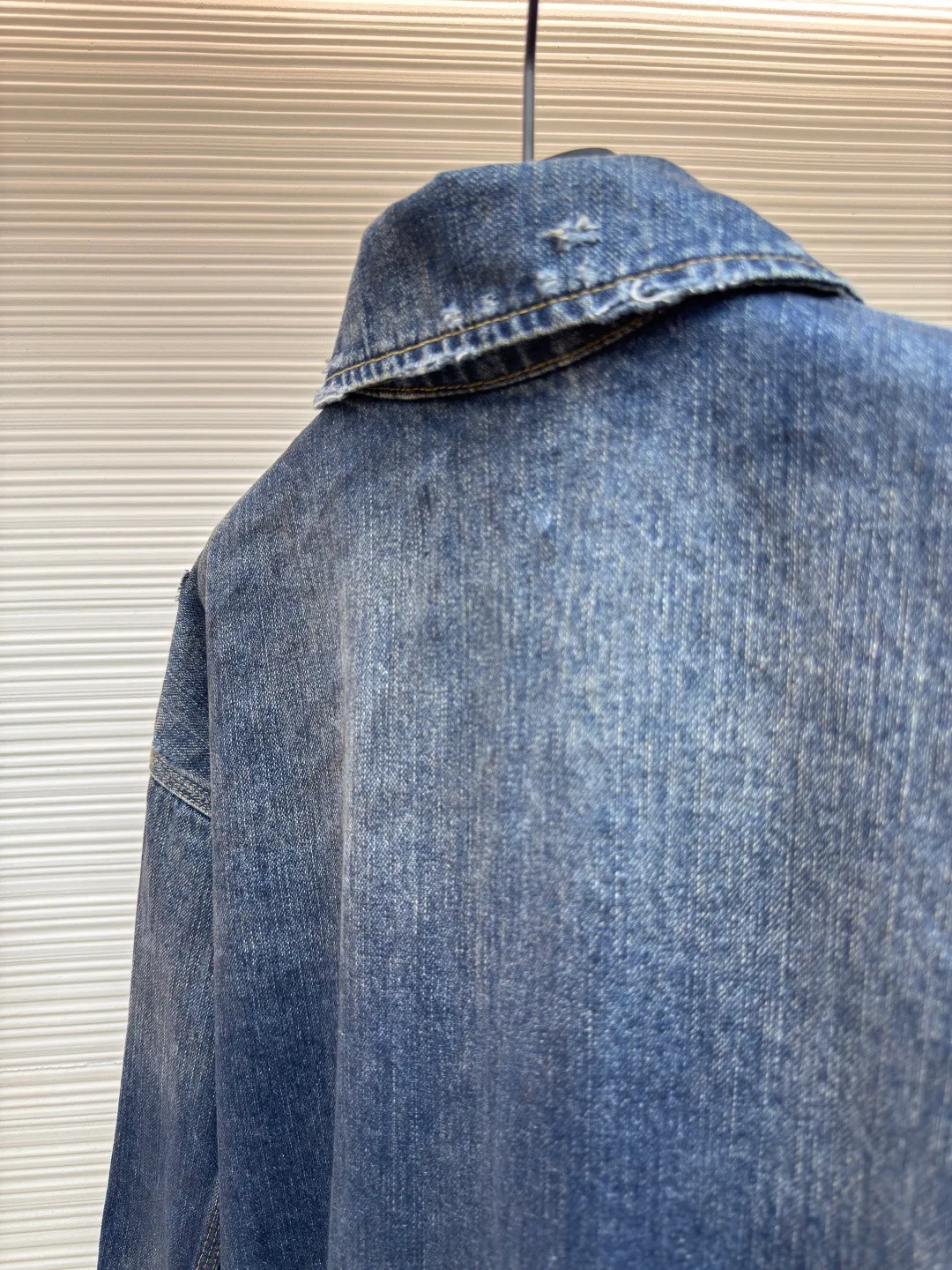 Balenciaga destruction denim jacket ●Authentic product: Purchased and developed by 9437 ●Item number: 1680487-B15 ●Fabric: Denim denim ●Technology: Washed and frayed ●Version: Loose version ●Weight: about 1110g ●Size: XS-S-M ●Description: The fabric is made of high-density pure cotton twill denim imported from Italy. The narrow-width fabric loses a lot to restore the loose drape feeling. The fabric is washed and depadded first. The washing process needs to be repeated three times to restore the color. Through washing and sanding, the old texture is formed. The color is too natural. Finally, a professional painter is required to paint the transition. Custom-woven and dyed trousers and pocket fabrics. The entire thickness. The material is consistent with YB. The cuts are located and damaged. Purely hand-ground and hand-picked. A complete set of customized accessories. Bronze-colored hardware with flat nails. The overall wiring is straight and delicate, the fabric is comfortable and soft, and the color is consistent without color difference. It can be matched with the same style to create a fashionable look and control various occasions. Customized accessories, complete with three standards, same style for men and women!