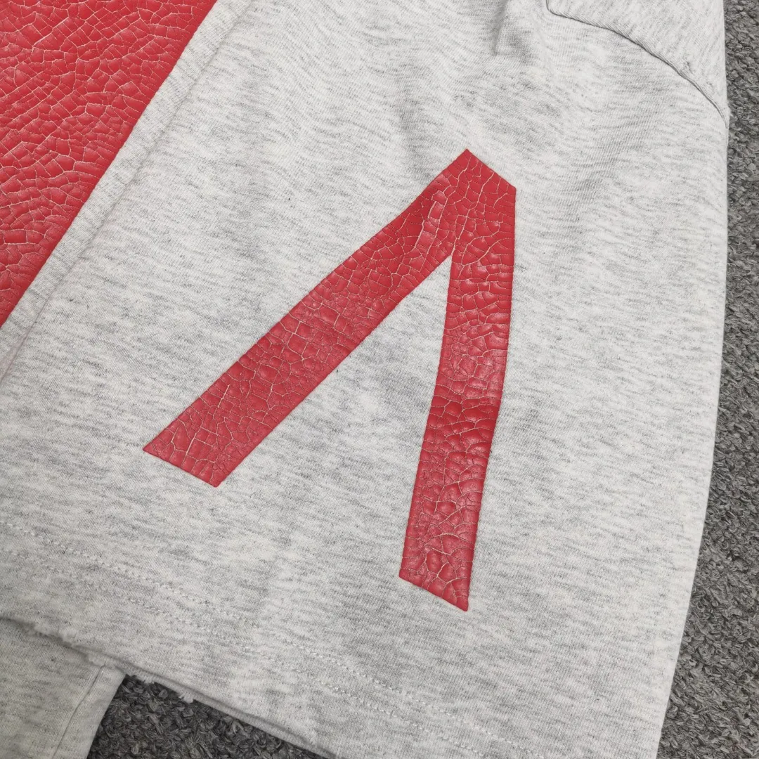 [New] Top version [Supports NFC chip recognition] BALENCIAGA - Balenciaga inverted V music limited short-sleeved T-shirt. Double yarn 32 counts 320 grams - counter synchronization. The front panel is printed with crackle pattern. The inverted V letter appears on the chest. Heavy washing and water-worn distressing process. Detailed collar/cuffs/hems, etc. Many holes. It needs to be polished by hand otherwise the effect of the garment will be irregular. Custom-woven and dyed clothing fabrics are washed twice to achieve a natural worn effect. The size of the letter spacing on the back panel is the same as the original version. It has a full sense of thickness and is different from the market currency. It is a hot-selling style in the market. The same style for men and women. Color: Black White Size: XS. S. M. LP: 280