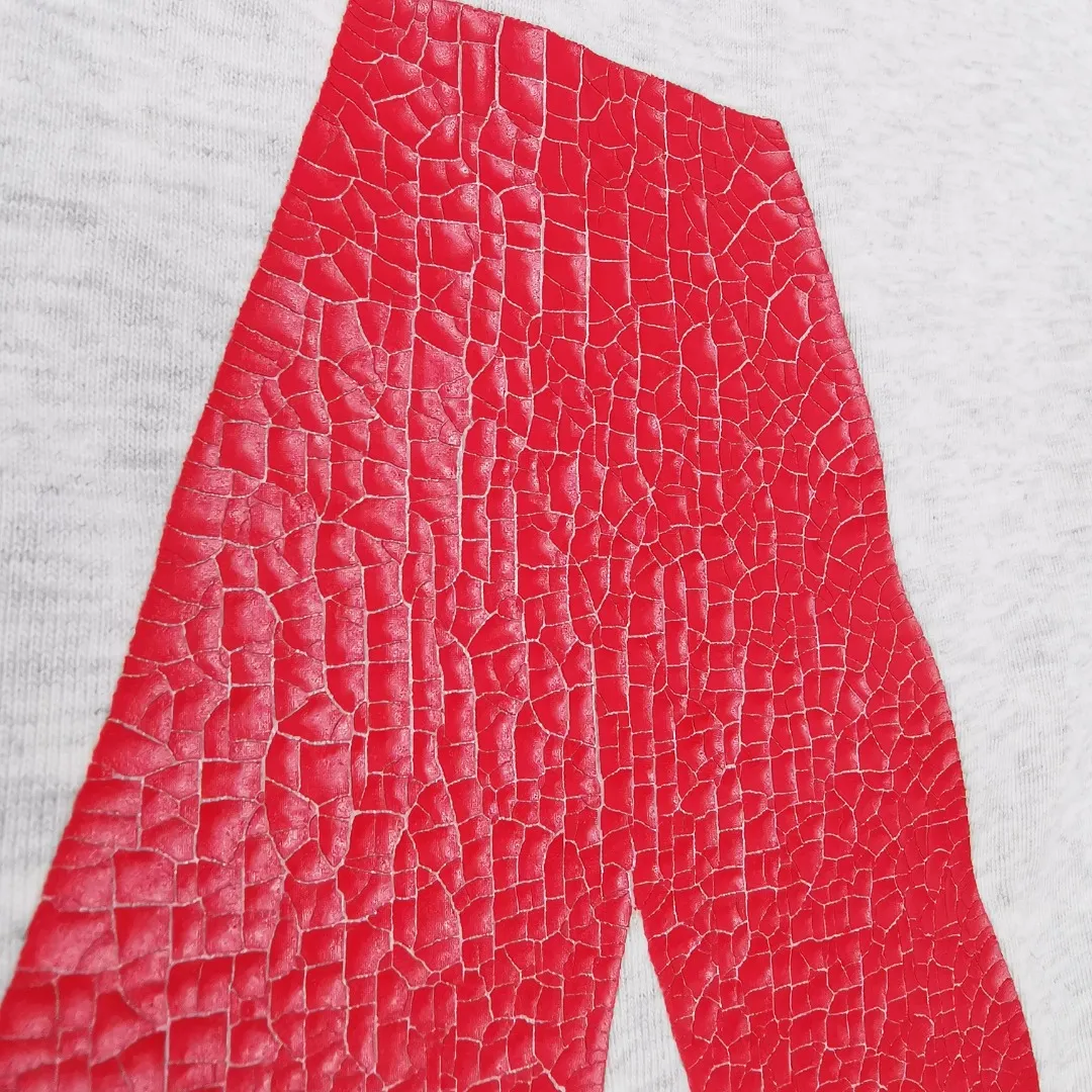 [New] Top version [Supports NFC chip recognition] BALENCIAGA - Balenciaga inverted V music limited short-sleeved T-shirt. Double yarn 32 counts 320 grams - counter synchronization. The front panel is printed with crackle pattern. The inverted V letter appears on the chest. Heavy washing and water-worn distressing process. Detailed collar/cuffs/hems, etc. Many holes. It needs to be polished by hand otherwise the effect of the garment will be irregular. Custom-woven and dyed clothing fabrics are washed twice to achieve a natural worn effect. The size of the letter spacing on the back panel is the same as the original version. It has a full sense of thickness and is different from the market currency. It is a hot-selling style in the market. The same style for men and women. Color: Black White Size: XS. S. M. LP: 280