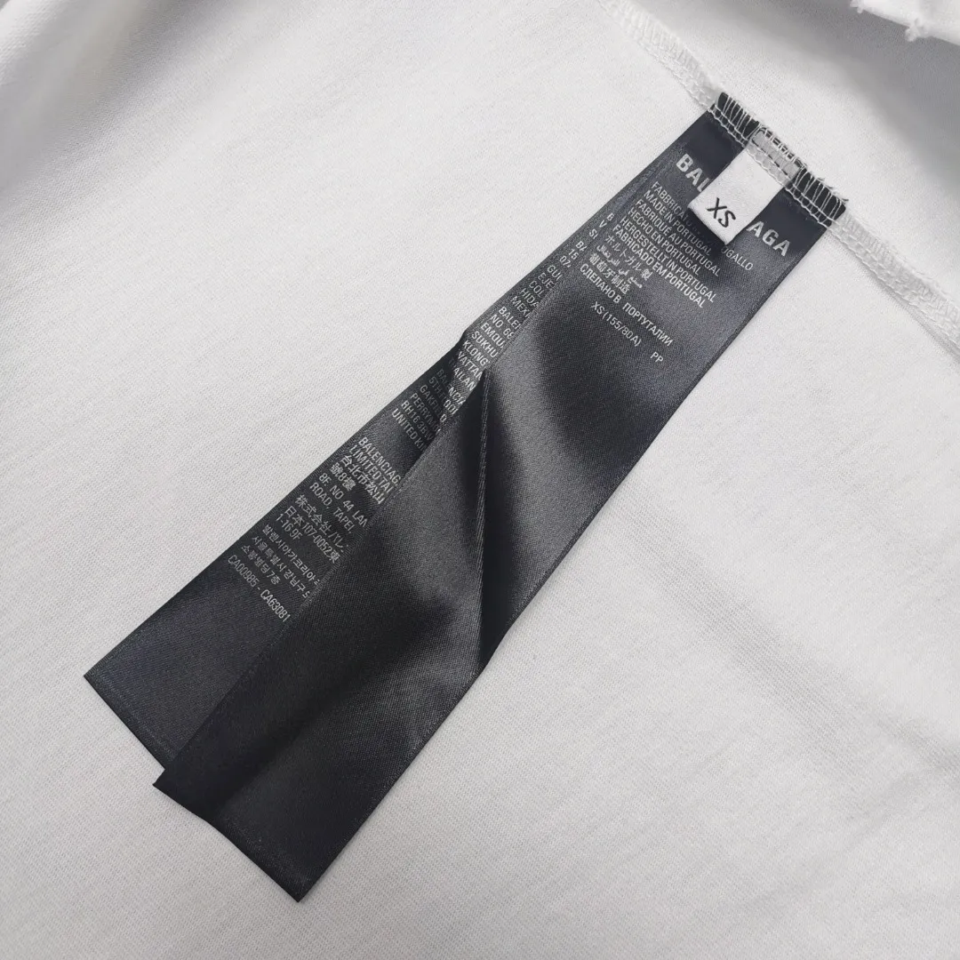 [New] Top version [Supports NFC chip recognition] BALENCIAGA - Balenciaga inverted V music limited short-sleeved T-shirt. Double yarn 32 counts 320 grams - counter synchronization. The front panel is printed with crackle pattern. The inverted V letter appears on the chest. Heavy washing and water-worn distressing process. Detailed collar/cuffs/hems, etc. Many holes. It needs to be polished by hand otherwise the effect of the garment will be irregular. Custom-woven and dyed clothing fabrics are washed twice to achieve a natural worn effect. The size of the letter spacing on the back panel is the same as the original version. It has a full sense of thickness and is different from the market currency. It is a hot-selling style in the market. The same style for men and women. Color: Black White Size: XS. S. M. LP: 280