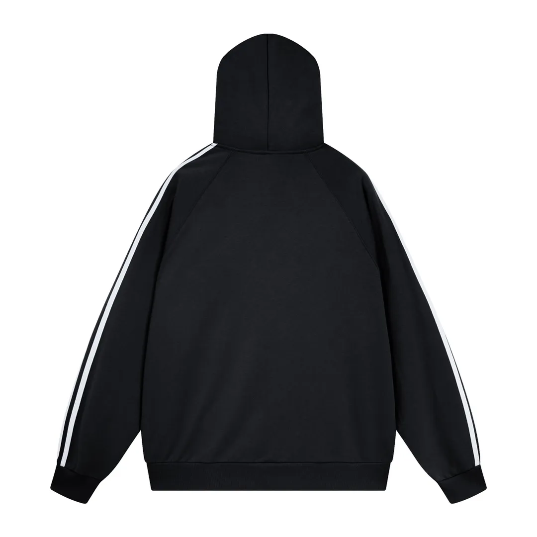 🅿️320 Detailed picture [Top version. Official website quality] BALENCI*GA/Paris co-branded Adidas three-leaf clover three-stripe LOGO embroidered hooded sweatshirt# The fabric is made of Paris ZP custom-woven and dyed cotton sweatshirt. Weighing 450 grams, the cloth surface is clean. The cloth pattern is clear, soft and comfortable. The threads are dyed with no color difference. The classic pattern embroidery uses imported embroidery, and the letters are clear, three-dimensional and without rough edges. Jubie market produces pictures based on pictures. Welcome to compare. The version adopts OS loose shoulder design. Same style for men and women. Code: BL238021 Color: black, blue, size: XS S M L