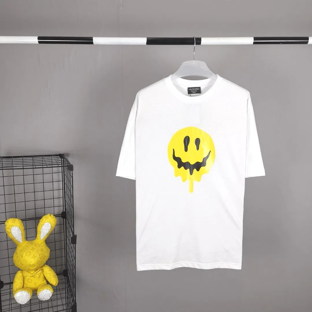 BALENCIAGA yellow dissolving smiley back skull scissorhands logo Balenciaga male and female couple loose cotton short sleeve version last year's 5100 snap-up, the original development of special printing technology, embroidery design, fabric, version. Made of 32S/1*2 fine cotton double yarn plain weave, 280 grams; matched with 32S/1*2 fine cotton double yarn 1*1 rib. Melting smiley face printing on the front panel: It mainly uses extremely green and environmentally friendly printing silica gel. Silica gel is a highly active adsorption material and is an amorphous substance. Insoluble in water and any solvent, non-toxic and odorless. Special transparent glue is printed on the surface, which has the original viscosity effect. The high transparency does not affect the color glue effect. Back panel skull pattern embroidery: The embroidery thread is made of mercerized material, which is more flexible and glossy than ordinary embroidery thread. The front and rear craftsmanship is restored 1V1, and the version has a classic dropped shoulder oversize design. Color: Black White Size: XS-L P:270