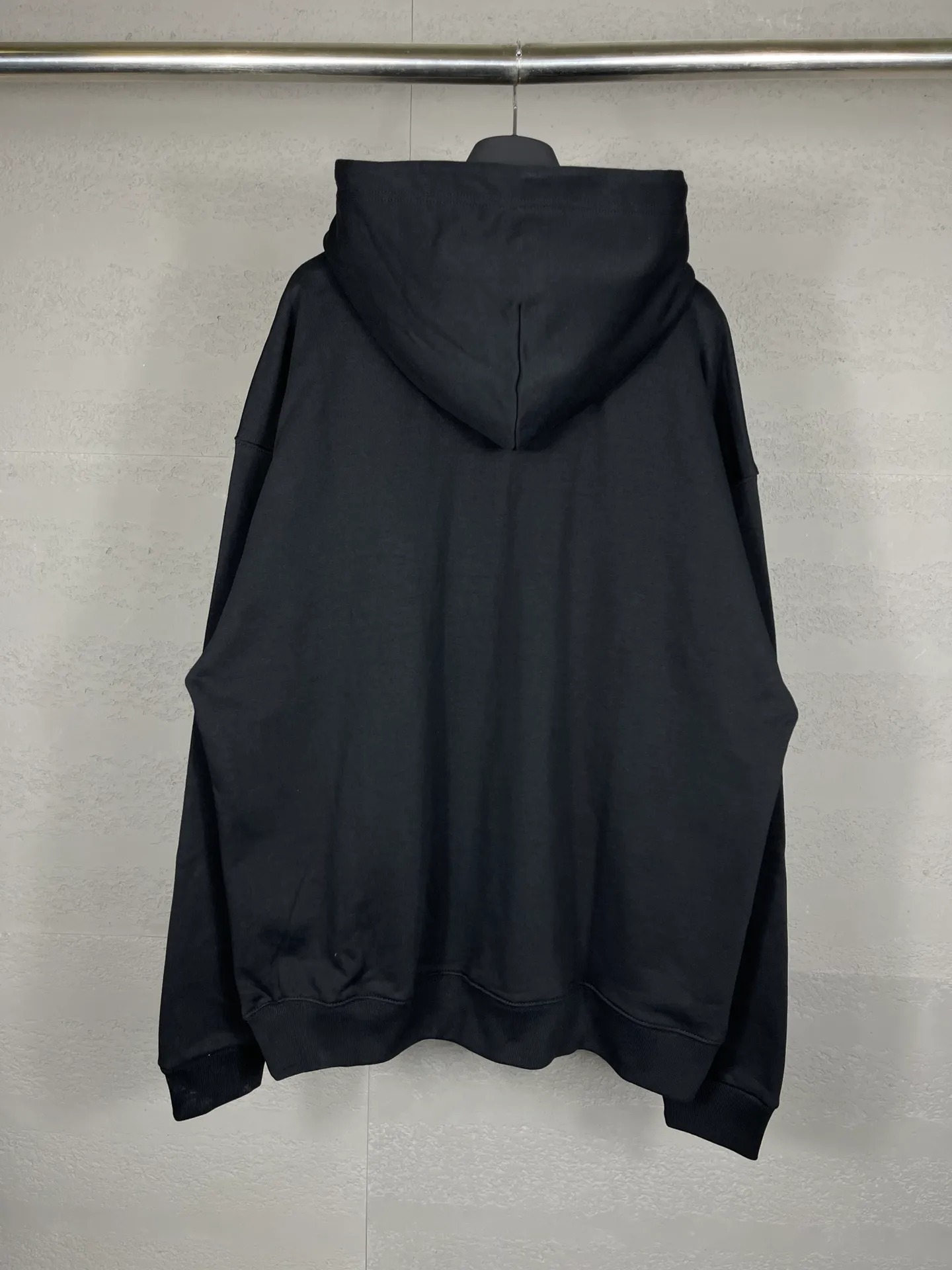 🅿️300 real photos [Top version. Official website quality] BALENCI*GA/Paris. Classic style. BALENCI*GA# Phantom BB direct-injection printed hooded sweatshirt. Brick cabinet synchronization. The fabric is made of Paris ZP custom-woven and dyed cotton sweatshirt. The weight is 450 grams. The cloth surface is clean. The cloth pattern is clear, soft and comfortable. The threads are woven and dyed with no color difference. The classic pattern is printed with Kornit direct-injection printing, which has no hand feel and has a three-dimensional effect that restores the brick cabinet. The version adopts OS loose shoulder design. Same style for men and women. Coding: BL238060 Color: black. White. Size: XS S M L
