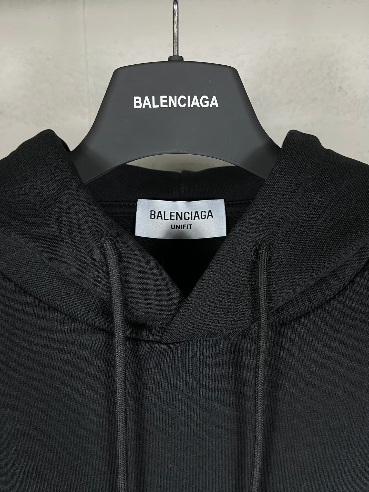 🅿️300 real photos [Top version. Official website quality] BALENCI*GA/Paris. Classic style. BALENCI*GA# Phantom BB direct-injection printed hooded sweatshirt. Brick cabinet synchronization. The fabric is made of Paris ZP custom-woven and dyed cotton sweatshirt. The weight is 450 grams. The cloth surface is clean. The cloth pattern is clear, soft and comfortable. The threads are woven and dyed with no color difference. The classic pattern is printed with Kornit direct-injection printing, which has no hand feel and has a three-dimensional effect that restores the brick cabinet. The version adopts OS loose shoulder design. Same style for men and women. Coding: BL238060 Color: black. White. Size: XS S M L