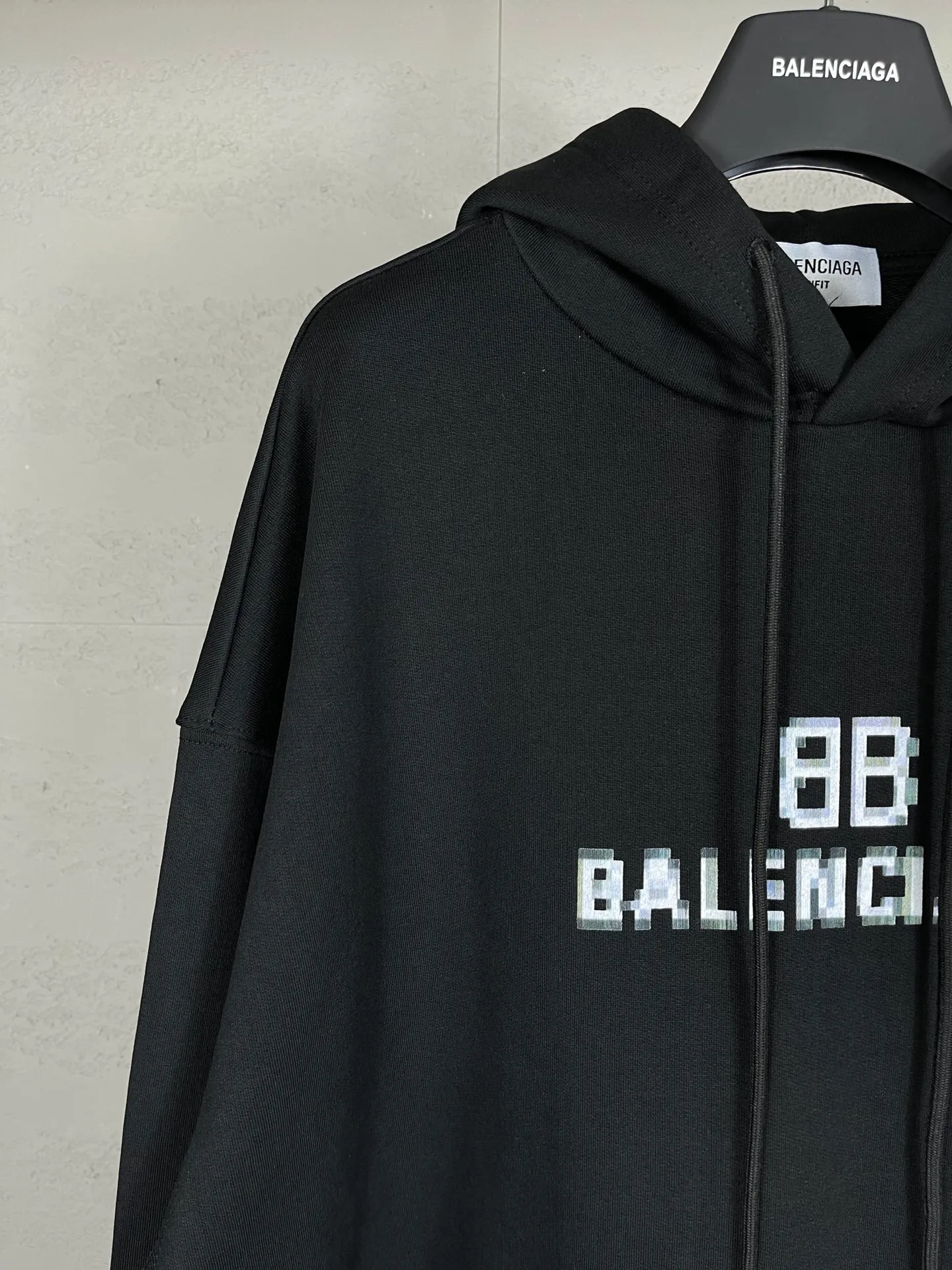 🅿️300 real photos [Top version. Official website quality] BALENCI*GA/Paris. Classic style. BALENCI*GA# Phantom BB direct-injection printed hooded sweatshirt. Brick cabinet synchronization. The fabric is made of Paris ZP custom-woven and dyed cotton sweatshirt. The weight is 450 grams. The cloth surface is clean. The cloth pattern is clear, soft and comfortable. The threads are woven and dyed with no color difference. The classic pattern is printed with Kornit direct-injection printing, which has no hand feel and has a three-dimensional effect that restores the brick cabinet. The version adopts OS loose shoulder design. Same style for men and women. Coding: BL238060 Color: black. White. Size: XS S M L