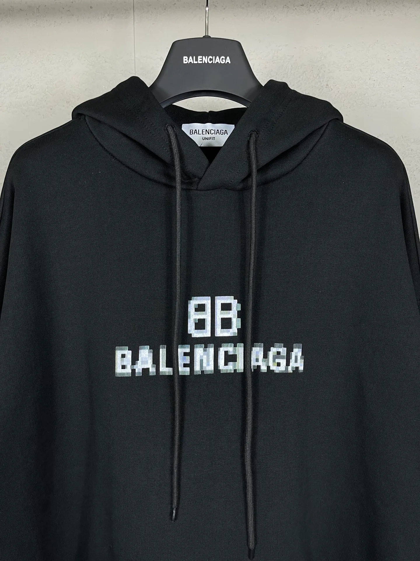 🅿️300 real photos [Top version. Official website quality] BALENCI*GA/Paris. Classic style. BALENCI*GA# Phantom BB direct-injection printed hooded sweatshirt. Brick cabinet synchronization. The fabric is made of Paris ZP custom-woven and dyed cotton sweatshirt. The weight is 450 grams. The cloth surface is clean. The cloth pattern is clear, soft and comfortable. The threads are woven and dyed with no color difference. The classic pattern is printed with Kornit direct-injection printing, which has no hand feel and has a three-dimensional effect that restores the brick cabinet. The version adopts OS loose shoulder design. Same style for men and women. Coding: BL238060 Color: black. White. Size: XS S M L