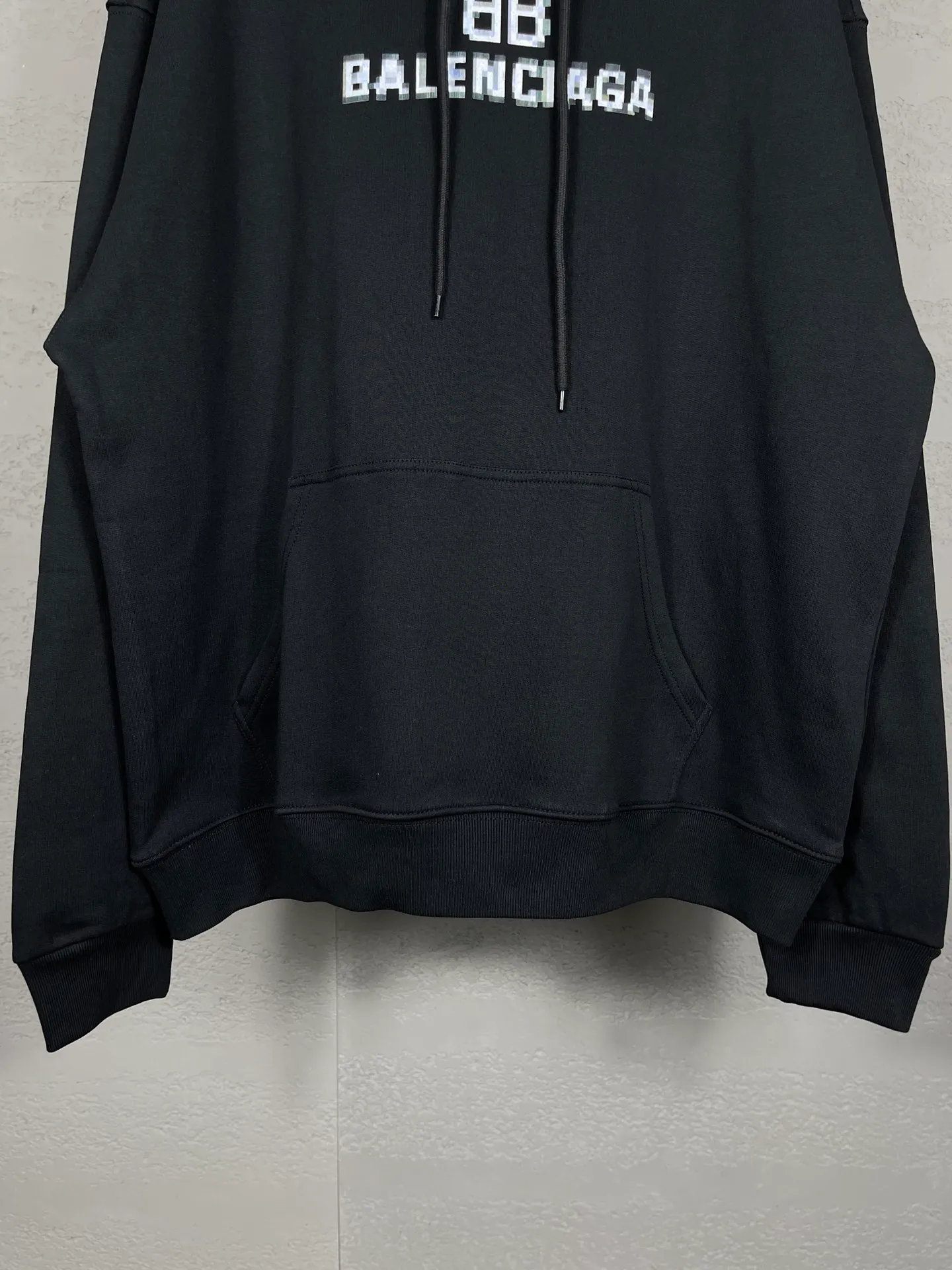 🅿️300 real photos [Top version. Official website quality] BALENCI*GA/Paris. Classic style. BALENCI*GA# Phantom BB direct-injection printed hooded sweatshirt. Brick cabinet synchronization. The fabric is made of Paris ZP custom-woven and dyed cotton sweatshirt. The weight is 450 grams. The cloth surface is clean. The cloth pattern is clear, soft and comfortable. The threads are woven and dyed with no color difference. The classic pattern is printed with Kornit direct-injection printing, which has no hand feel and has a three-dimensional effect that restores the brick cabinet. The version adopts OS loose shoulder design. Same style for men and women. Coding: BL238060 Color: black. White. Size: XS S M L