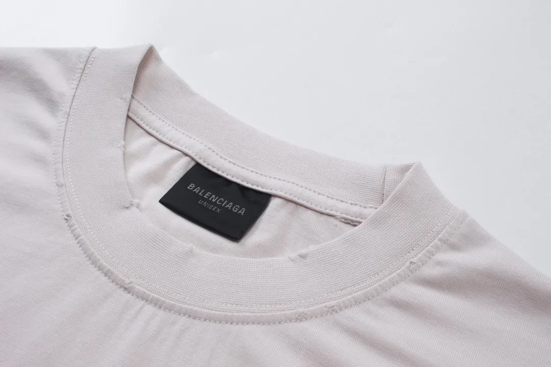 🅿️180 detailed pictures [Top version. Official website quality] BALENCI*GA/Paris BALENCI*GA# New model, double-ring LOGO classic embroidery, water-worn and damaged old short-sleeved T-shirt. Brick cabinet synchronization. The old and worn ZP is the same, welcome to compare. The fabric is made of Paris ZP custom-woven and dyed 100% cotton double-yarn compact cotton. The weight is 260 grams. The cloth surface is clean. The cloth pattern is clear. Soft and comfortable. Good color fastness. Not easy to change color. The threads are woven and dyed with no color difference. The embroidery uses a Tajima embroidery machine, the letters are three-dimensional, and the ready-made garments are washed, worn and worn, and are extremely heavy-duty. Jubie market makes goods based on pictures. Comparisons welcome. Restore the brick cabinet. The version adopts the OS loose shoulder version. Same style for men and women. Code: BL223331 Color: Black. Mi Xing Size: XS to L