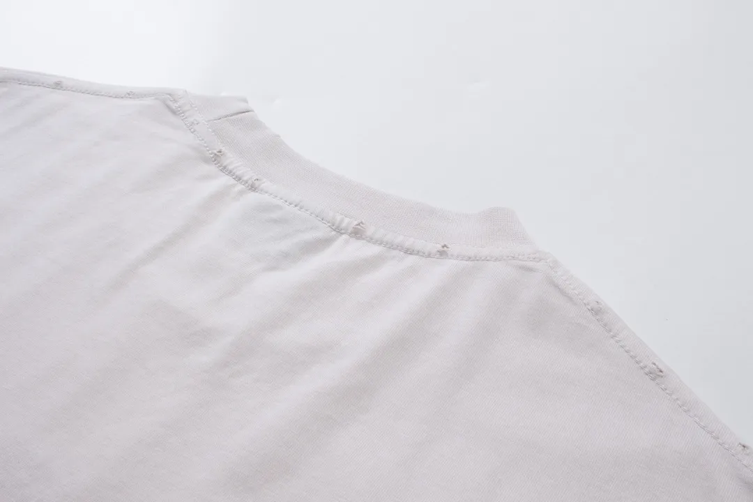 🅿️180 detailed pictures [Top version. Official website quality] BALENCI*GA/Paris BALENCI*GA# New model, double-ring LOGO classic embroidery, water-worn and damaged old short-sleeved T-shirt. Brick cabinet synchronization. The old and worn ZP is the same, welcome to compare. The fabric is made of Paris ZP custom-woven and dyed 100% cotton double-yarn compact cotton. The weight is 260 grams. The cloth surface is clean. The cloth pattern is clear. Soft and comfortable. Good color fastness. Not easy to change color. The threads are woven and dyed with no color difference. The embroidery uses a Tajima embroidery machine, the letters are three-dimensional, and the ready-made garments are washed, worn and worn, and are extremely heavy-duty. Jubie market makes goods based on pictures. Comparisons welcome. Restore the brick cabinet. The version adopts the OS loose shoulder version. Same style for men and women. Code: BL223331 Color: Black. Mi Xing Size: XS to L