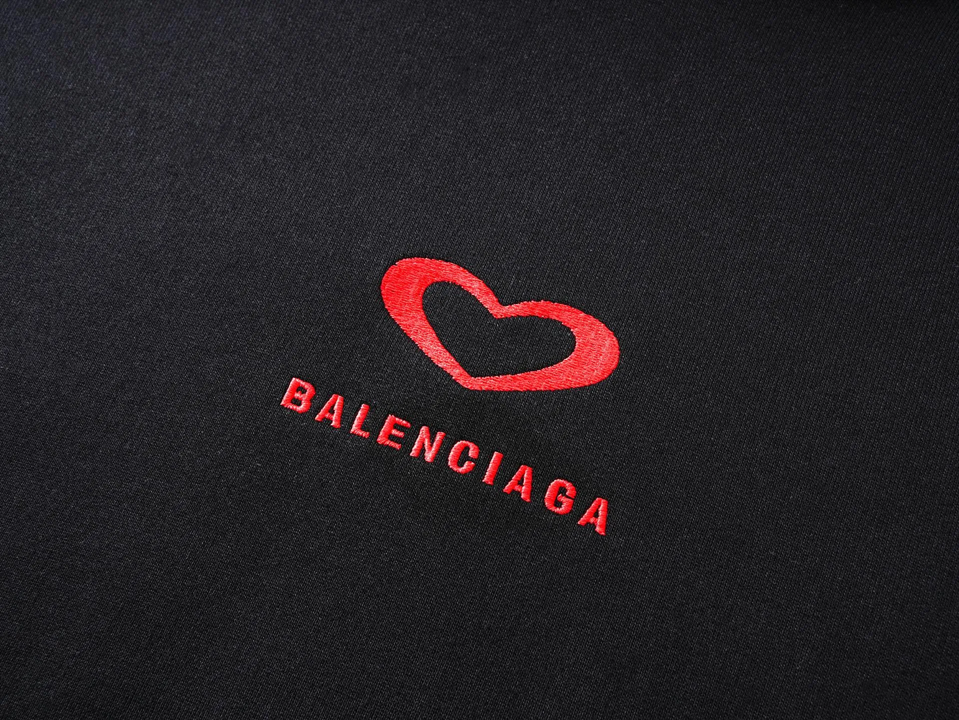 🅿️350 BALENCI*GA Paris Chinese Valentine's Day limited edition hooded sweatshirt. The front embroidery is embroidered with an imported Tajima embroidery machine. The back letters are printed with environmentally friendly glue. Customized matching hardware. The letters are clear. The effect is three-dimensional. Exclusively matched to the pattern, woven and dyed 460g fabric. Threads are dyed in the same cylinder with zero color difference. Brick cabinet synchronization. Welcome to compare. Same style for men and women -Color: black off-white -SIZE: Xs S M L Style number 8991#