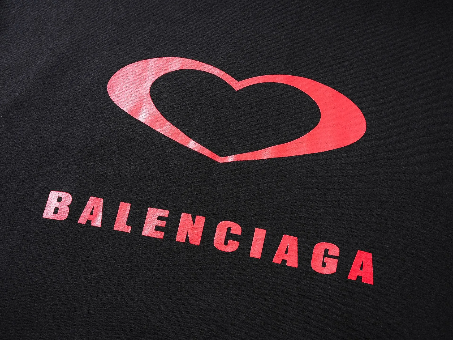 🅿️350 BALENCI*GA Paris Chinese Valentine's Day limited edition hooded sweatshirt. The front embroidery is embroidered with an imported Tajima embroidery machine. The back letters are printed with environmentally friendly glue. Customized matching hardware. The letters are clear. The effect is three-dimensional. Exclusively matched to the pattern, woven and dyed 460g fabric. Threads are dyed in the same cylinder with zero color difference. Brick cabinet synchronization. Welcome to compare. Same style for men and women -Color: black off-white -SIZE: Xs S M L Style number 8991#