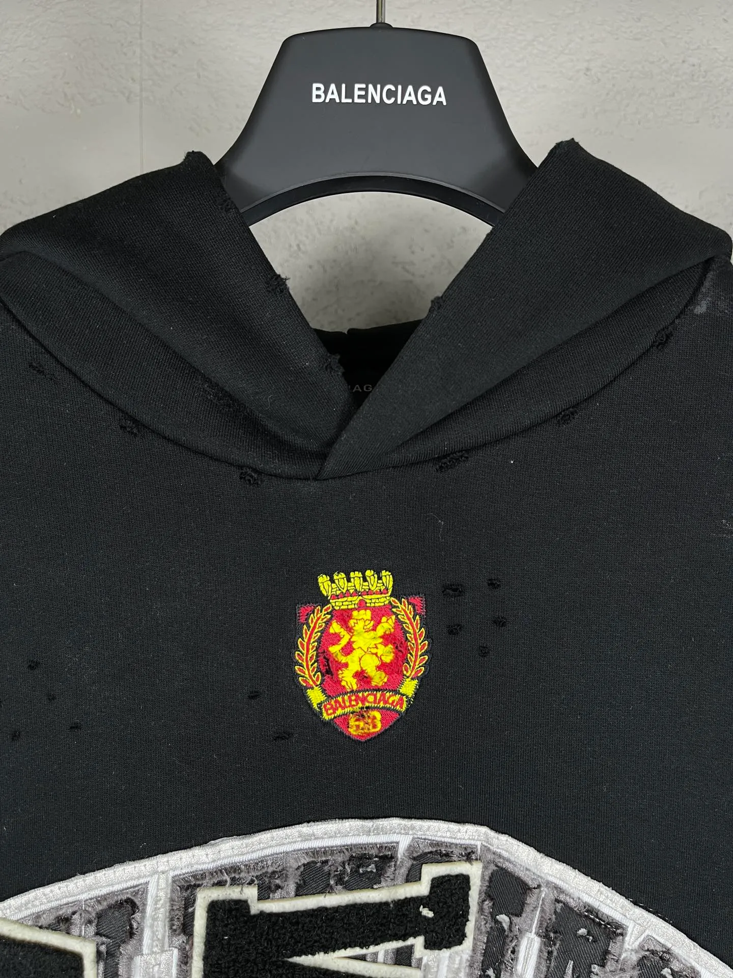 🅿️420 real photos [Top version. Official website quality] BALENCI*GA/Paris co-branded Manchester United. 24 latest. Washed. Distressed. Worn. Inkjet-painted. Short-sleeved T-shirt # Embroidered seal. Heavy tattered. Top-notch board. Overweight craftsmanship. Welcome to compare. The fabric is made of Paris ZP custom-woven and dyed cotton t-shirt. The weight is 450 grams. The cloth surface is clean. The cloth pattern is clear, soft and comfortable. The threads are dyed with no color difference. The front pattern embroidery is made with imported machine embroidery. The color of the chapter mark is the same. The embroidery and border are embroidered. The chapter mark is worn and distressed to match the brick cabinet. Ready-made clothes are washed and distressed. Painted with graffiti. The entire piece of clothing is restored with overweight craftsmanship. Jubie market produces pictures based on pictures. Welcome to compare. The version adopts OS loose shoulder design. Same style for men and women. Code: BL238061 Color: black, beige size: XS S M L