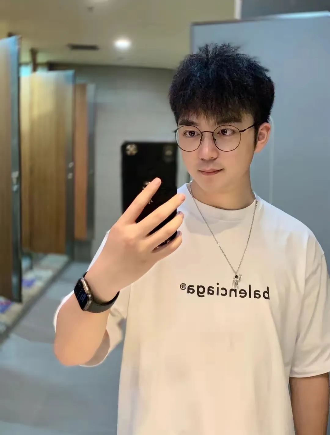 ♻️💯Reference model picture for the upper body❤️The top tested version of Balenciaga mailbox letter logo pure cotton loose cotton short sleeves for men and women couples. A simple basic T. Simple short sleeves that you can fall in love with at first sight. The Blcg mailbox logo on the chest is simple and beautiful. It is operated by an imported elliptical machine, without burrs and neatly aligned! The fabric is made of 260g double-ply double-yarn plain cotton fabric, which is different from the low-end version. The color is also super beautiful. It’s the best price! ! ! ! !  Color: black, white, fog blue, khaki, lake green Size: XS-L P:240