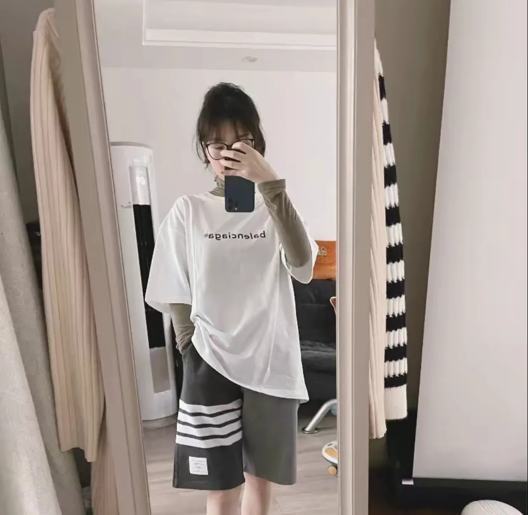 ♻️💯Reference model picture for the upper body❤️The top tested version of Balenciaga mailbox letter logo pure cotton loose cotton short sleeves for men and women couples. A simple basic T. Simple short sleeves that you can fall in love with at first sight. The Blcg mailbox logo on the chest is simple and beautiful. It is operated by an imported elliptical machine, without burrs and neatly aligned! The fabric is made of 260g double-ply double-yarn plain cotton fabric, which is different from the low-end version. The color is also super beautiful. It’s the best price! ! ! ! !  Color: black, white, fog blue, khaki, lake green Size: XS-L P:240