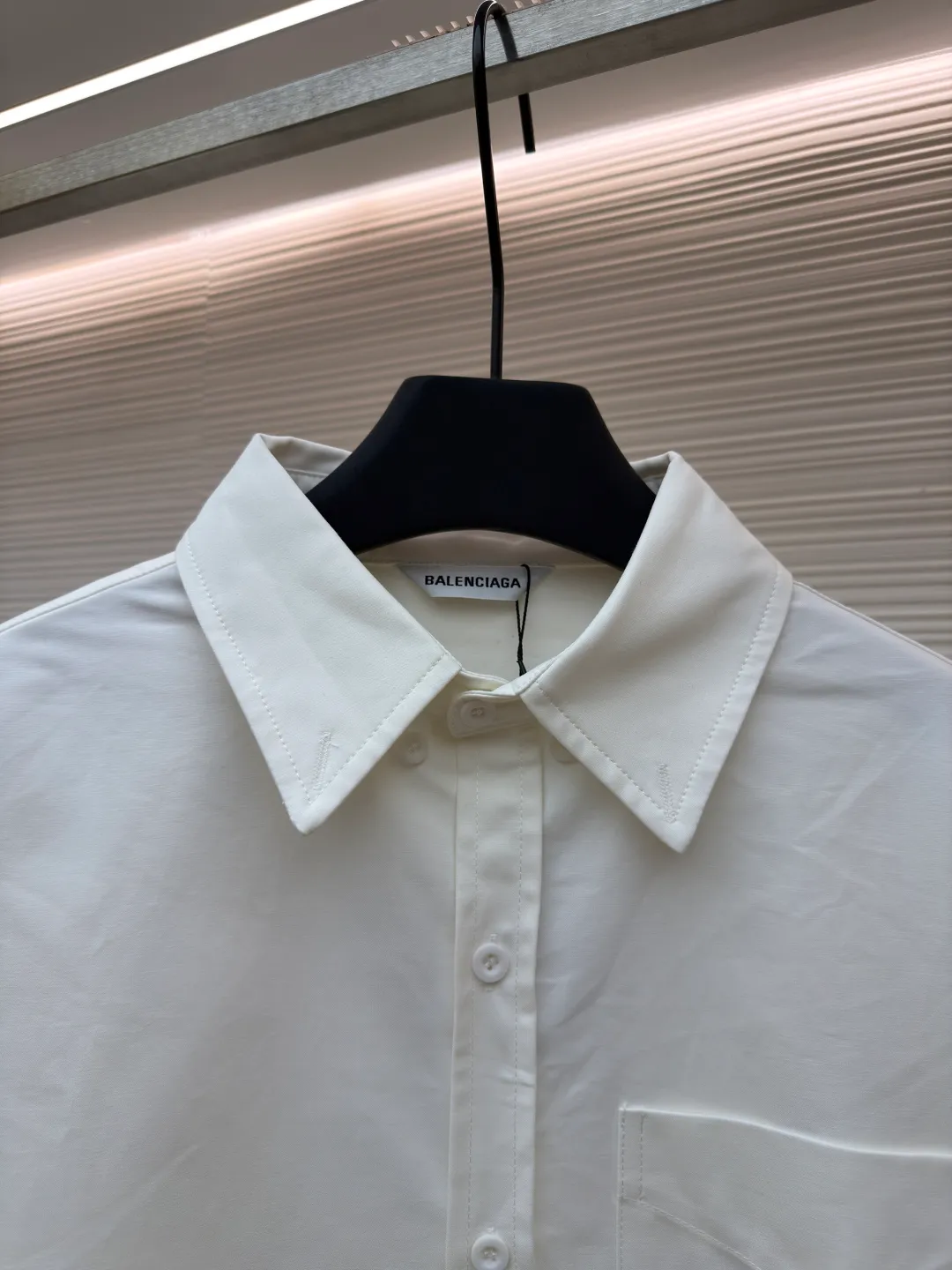 Balenciaga printed shirt jacket ●Original version: Purchased and developed for 4999 ●Item number: 1680881-B05 ●Material: thick-woven long-staple cotton fabric ●Technology: glue printing ●Version: loose version ●Weight: about 595 grams ●Size: 1-2-3 ●Description: Customized luxury double-sided thick-woven long-staple cotton. The different textures on both sides are consistent with the original version. The texture is visible to the naked eye and the upper body is three-dimensional and stylish. It is comfortable and soft to the body. The front panel is decorated with a homogeneous clean fit display and matched with the Balenciaga print embellishment on the back panel to make the stereotype of the shirt trendy and lively. It has both spontaneity and relaxation, and the sense of high-end is revealed, and fashion is born from this. The back is printed with thickened glue from an imported machine. By adjusting the thickness and formula of the glue, thickened glue printing can form a thicker printing layer on the surface of the fabric. The pattern is more vivid and three-dimensional. High-temperature printing machines are used for the ironing positions. High temperature and pressure are applied to the fabric through the synergy of the heating plate and the pressure roller to make the surface of the fabric smooth and crisp. Wear-resistant and resistant (exclusively for export assembly line shirt factories, first-line brand quality). The fabrics have been washed and have a better hand feel. It is not easy to deform and not easy to shrink. Not easy to fade and maintain long-lasting beauty. The overall wiring is straight and delicate, the fabric is comfortable and soft, and the color is consistent without color difference. It can be matched with the same style to create a fashionable look and control various occasions. Customized accessories, complete with three standards, same style for men and women!