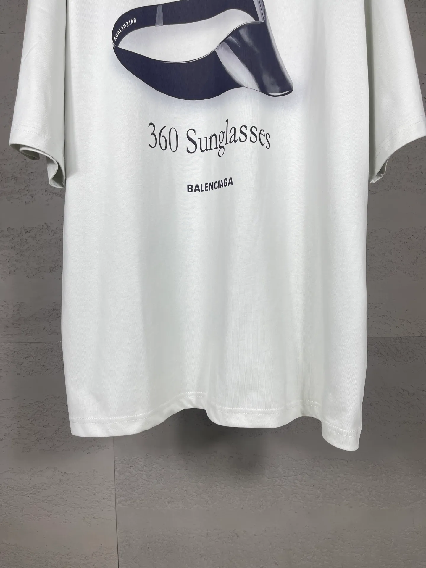 🅿️180 real shots [Top version. Official website quality] BALENCI*GA/Paris. SS25 latest model, direct-printed short-sleeved T-shirt on the front and back of sunglasses. Brick cabinet synchronization. Genuine product developed at the first time, welcome to compare! . The fabric is made of Paris ZP custom-woven and dyed cotton double yarn. Weighing 260 grams, the cloth surface is clean. The cloth pattern is clear, soft and comfortable. The threads are dyed with no color difference. The printing uses direct-injection environmentally friendly imported materials. The letters are clear and the effect is three-dimensional. The version adopts OS loose shoulder design. Same style for men and women. Code: BL253658 Color: gray and white Size: XS S M L