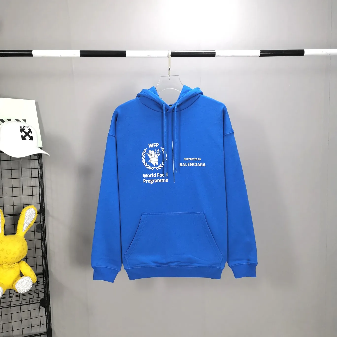 [New] Top-quality Balenciaga Balenciaga 21SS new WFP World Food Agency male and female couple celebrity autumn and winter pure cotton hooded sweatshirt. The fabric is made of 480 grams of pure cotton terry material. It does not pill and feels very good. It has been printed and dressed up dozens of times to achieve a 1:1 effect. All imported slurries are used. Proportional foaming powder is added to the slurry to foam at high temperatures. The printing convex effect is very good, and the powder does not fall off and does not break. The front and rear panels are washable and environmentally friendly. The entire printing process takes a long time. The hem and cuffs are all customized threads. There is no error in dyeing in the same vat. The workmanship is perfect. The accessories are all customized. This year’s hot trend in the market. Many Internet celebrities have tops. Very trendy. The same OverSzie version for men and women. Color: black, pink, Klein blue, white. Size: XS-L P:450