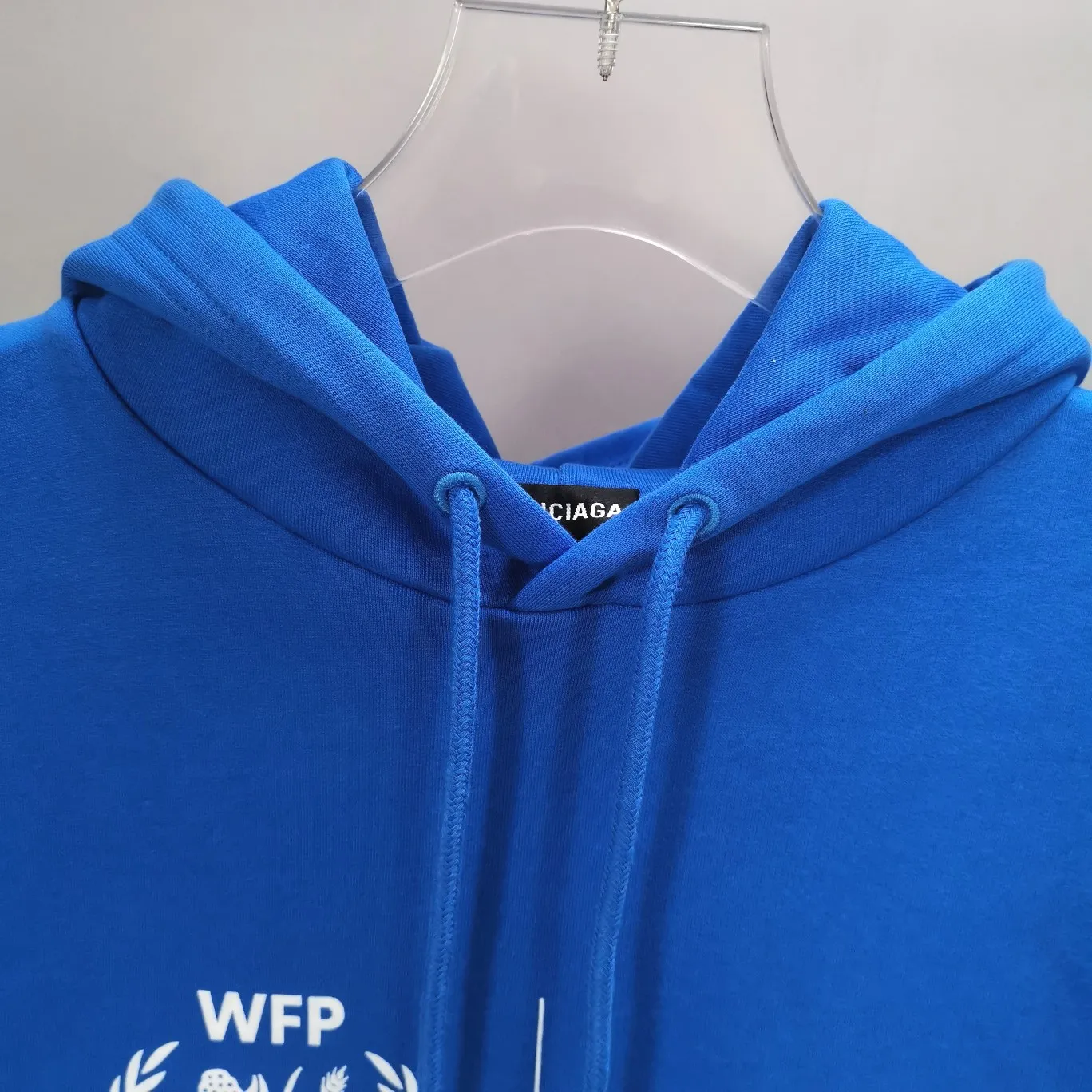 [New] Top-quality Balenciaga Balenciaga 21SS new WFP World Food Agency male and female couple celebrity autumn and winter pure cotton hooded sweatshirt. The fabric is made of 480 grams of pure cotton terry material. It does not pill and feels very good. It has been printed and dressed up dozens of times to achieve a 1:1 effect. All imported slurries are used. Proportional foaming powder is added to the slurry to foam at high temperatures. The printing convex effect is very good, and the powder does not fall off and does not break. The front and rear panels are washable and environmentally friendly. The entire printing process takes a long time. The hem and cuffs are all customized threads. There is no error in dyeing in the same vat. The workmanship is perfect. The accessories are all customized. This year’s hot trend in the market. Many Internet celebrities have tops. Very trendy. The same OverSzie version for men and women. Color: black, pink, Klein blue, white. Size: XS-L P:450