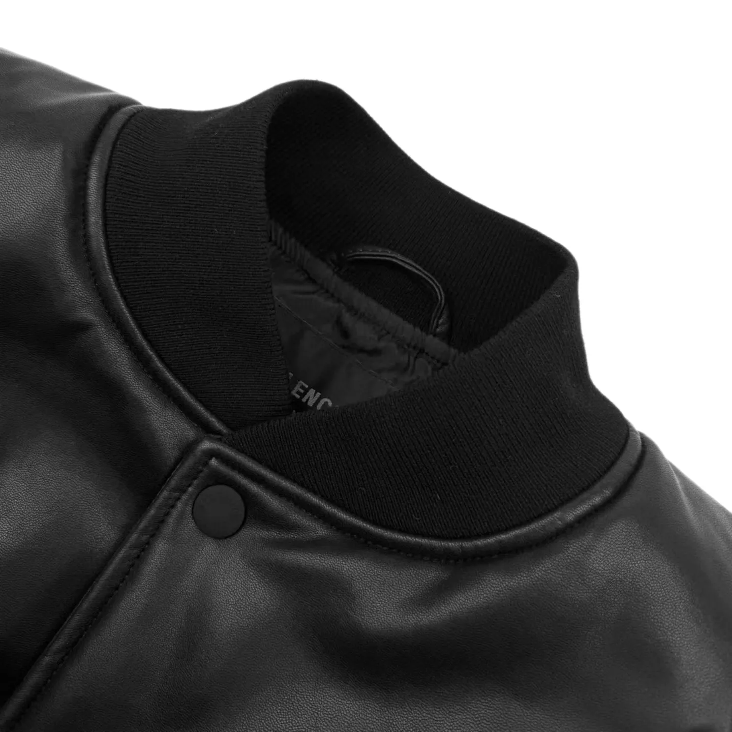 🅿️860 [Exclusive supply] BLCG 24FW Paris slogan leather jacket. Original purchase and development of 49,000. The fabric is made of customized polyester sheepskin. The texture is natural, soft and comfortable to the skin. Black leather is the brushstroke. The classic structure of the baseball uniform draws a fashionable and cool silhouette. The front panel is decorated with homogeneous single-breasted clean fit display. It condenses the essence of fashion with a simple shape. The Balenciaga logo on the back panel highlights the brand style. A unique interpretation of art and taste. Fashion items are the carrier of fashion attitude and lead the trend in the name of design. Laser cutting technology focuses the laser beam with high energy density to cut the leather perfectly and accurately according to the preset pattern, reducing the thermal impact on the leather and ensuring the flatness and smoothness of the cutting edge. Appliqué technology is a form of embroidery in which customized leather is cut and stitched onto the leather. Indus leather is relatively expensive. From material selection, design, cutting to sewing, every step needs to be carefully crafted and requires workers to have superb skills and patience. Offset printing technology uses a blanket to transfer the graphics and text on the printing plate to the printing leather, giving priority to the empty parts to absorb moisture and form an anti-ink layer. Then apply ink, allowing the graphics and text to absorb the ink, and finally transfer the ink to the leather material. Template machine bag opening The preset template guides the position, shape and size of the bag opening. The accuracy ensures the quality of the bag opening effect. Size:S/M/L/XL