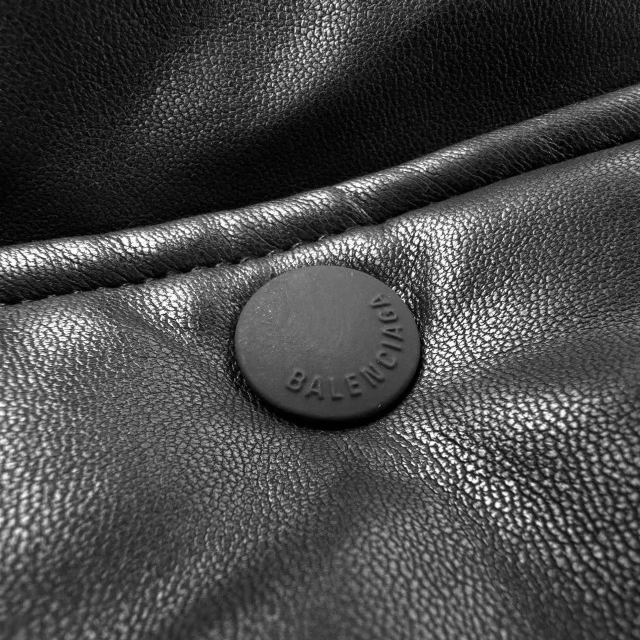 🅿️860 [Exclusive supply] BLCG 24FW Paris slogan leather jacket. Original purchase and development of 49,000. The fabric is made of customized polyester sheepskin. The texture is natural, soft and comfortable to the skin. Black leather is the brushstroke. The classic structure of the baseball uniform draws a fashionable and cool silhouette. The front panel is decorated with homogeneous single-breasted clean fit display. It condenses the essence of fashion with a simple shape. The Balenciaga logo on the back panel highlights the brand style. A unique interpretation of art and taste. Fashion items are the carrier of fashion attitude and lead the trend in the name of design. Laser cutting technology focuses the laser beam with high energy density to cut the leather perfectly and accurately according to the preset pattern, reducing the thermal impact on the leather and ensuring the flatness and smoothness of the cutting edge. Appliqué technology is a form of embroidery in which customized leather is cut and stitched onto the leather. Indus leather is relatively expensive. From material selection, design, cutting to sewing, every step needs to be carefully crafted and requires workers to have superb skills and patience. Offset printing technology uses a blanket to transfer the graphics and text on the printing plate to the printing leather, giving priority to the empty parts to absorb moisture and form an anti-ink layer. Then apply ink, allowing the graphics and text to absorb the ink, and finally transfer the ink to the leather material. Template machine bag opening The preset template guides the position, shape and size of the bag opening. The accuracy ensures the quality of the bag opening effect. Size:S/M/L/XL