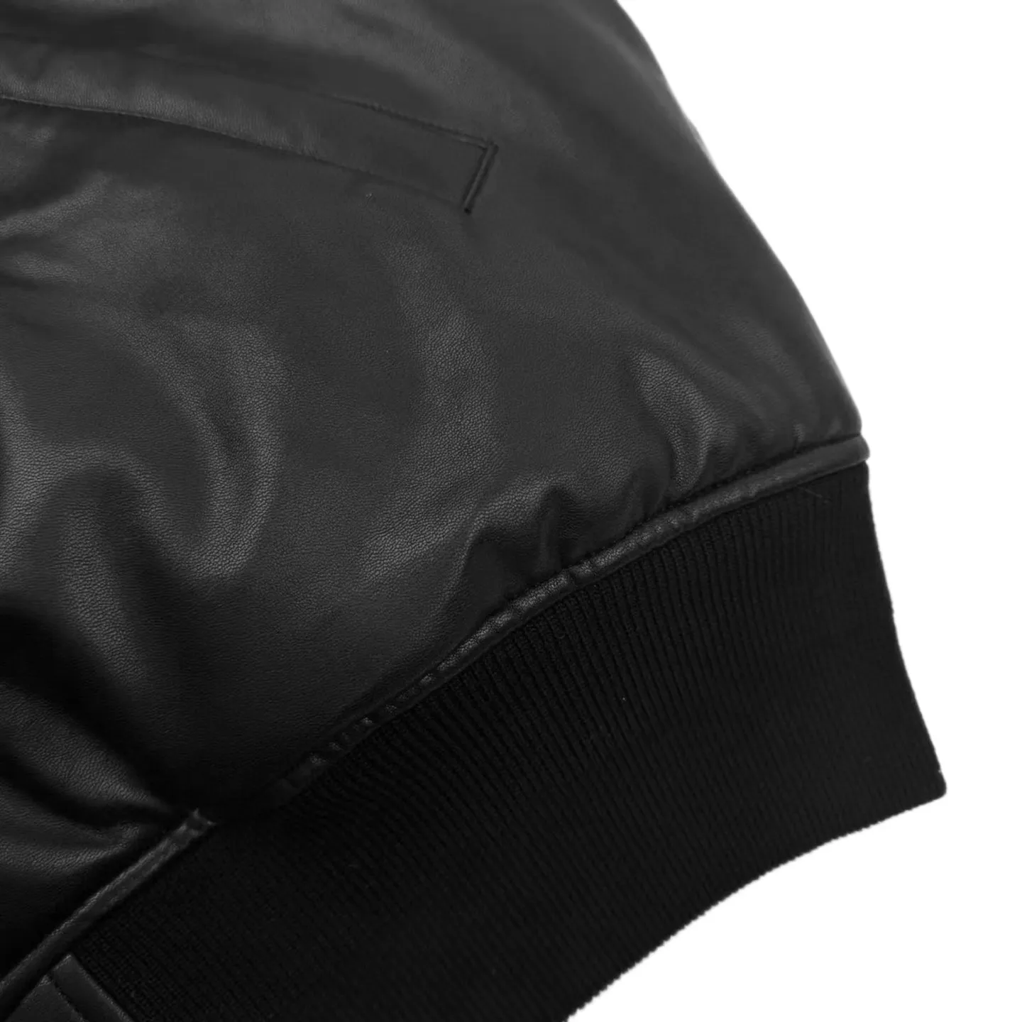 🅿️860 [Exclusive supply] BLCG 24FW Paris slogan leather jacket. Original purchase and development of 49,000. The fabric is made of customized polyester sheepskin. The texture is natural, soft and comfortable to the skin. Black leather is the brushstroke. The classic structure of the baseball uniform draws a fashionable and cool silhouette. The front panel is decorated with homogeneous single-breasted clean fit display. It condenses the essence of fashion with a simple shape. The Balenciaga logo on the back panel highlights the brand style. A unique interpretation of art and taste. Fashion items are the carrier of fashion attitude and lead the trend in the name of design. Laser cutting technology focuses the laser beam with high energy density to cut the leather perfectly and accurately according to the preset pattern, reducing the thermal impact on the leather and ensuring the flatness and smoothness of the cutting edge. Appliqué technology is a form of embroidery in which customized leather is cut and stitched onto the leather. Indus leather is relatively expensive. From material selection, design, cutting to sewing, every step needs to be carefully crafted and requires workers to have superb skills and patience. Offset printing technology uses a blanket to transfer the graphics and text on the printing plate to the printing leather, giving priority to the empty parts to absorb moisture and form an anti-ink layer. Then apply ink, allowing the graphics and text to absorb the ink, and finally transfer the ink to the leather material. Template machine bag opening The preset template guides the position, shape and size of the bag opening. The accuracy ensures the quality of the bag opening effect. Size:S/M/L/XL