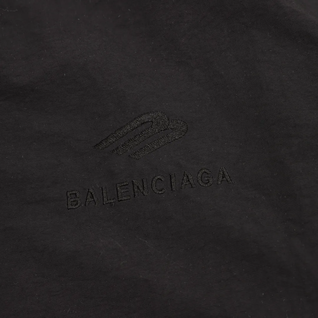 🅿️570 Balenciaga/Balenciaga Spliced Embroidered Washed Double-sided Leather Jacket. It looks so good when worn on both sides. It is equivalent to two pieces of clothing. You will never get tired of wearing it. It is so cool. One side is spliced with technical fabrics and the other side is washed with double stitching. This design is so cool that I have no friends. When I saw this model at the Xia Zichen Paris Fashion Show, I just wanted to put it on and go. It is simple and versatile, and the latest loop sports. icon embroidery - a clean version with a neat body, easy to wear on both sides, and stylish no matter how you wear it. Size: XS-L