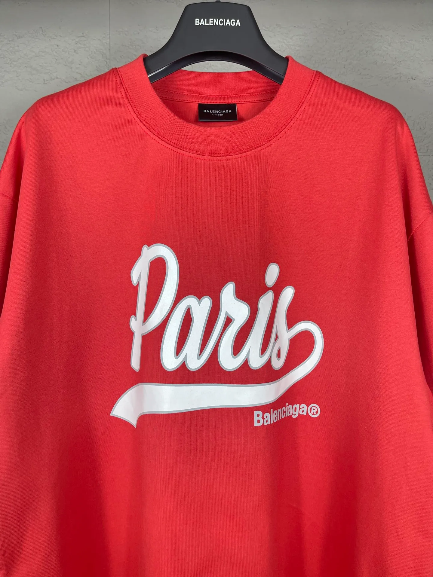 🅿️180 real photos [Top version. Official website quality] BALENCI*GA/Paris. SS24 latest model, front enjoy Paris art print short-sleeved T-shirt. Brick cabinet synchronization. Genuine product developed in the first time, happy to print and compare! The fabric is made of Paris ZP custom-woven and dyed cotton double yarn. Weighing 260 grams, the cloth surface is clean. The cloth pattern is clear, soft and comfortable. The threads are dyed with no color difference. The printing uses environmentally friendly imported materials. The letters are clear and the effect is three-dimensional. The version adopts OS loose shoulder design. Same style for men and women. Code: BL233370 Color: Hulan. Red Size: XS S M L
