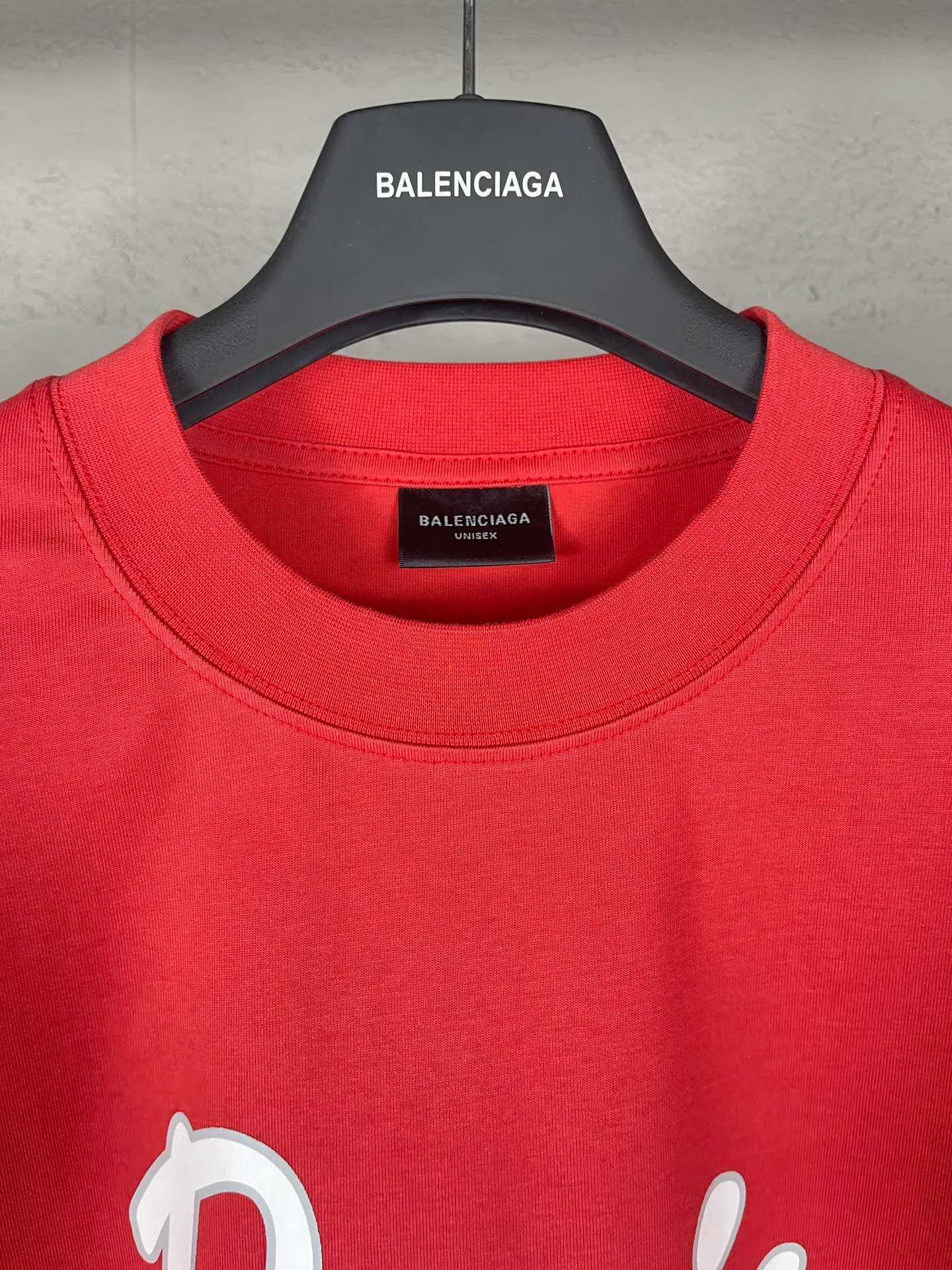 🅿️180 real photos [Top version. Official website quality] BALENCI*GA/Paris. SS24 latest model, front enjoy Paris art print short-sleeved T-shirt. Brick cabinet synchronization. Genuine product developed in the first time, happy to print and compare! The fabric is made of Paris ZP custom-woven and dyed cotton double yarn. Weighing 260 grams, the cloth surface is clean. The cloth pattern is clear, soft and comfortable. The threads are dyed with no color difference. The printing uses environmentally friendly imported materials. The letters are clear and the effect is three-dimensional. The version adopts OS loose shoulder design. Same style for men and women. Code: BL233370 Color: Hulan. Red Size: XS S M L