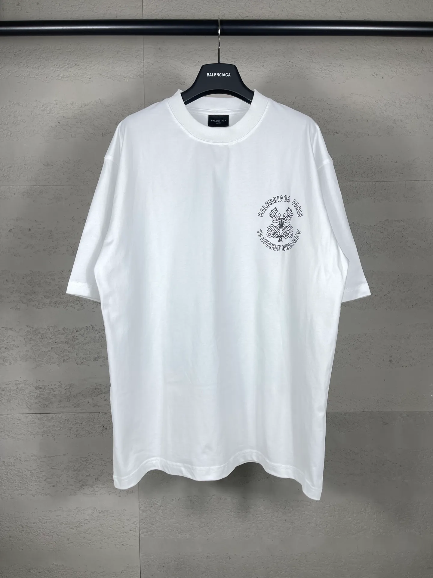 🅿️170 real shots [Top version. Official website quality] BALENCI*GA/Paris.SS25 latest model. The new LOGO monogram is printed on the front and back of the short-sleeved T-shirt. The brick cabinet is synchronized. It is developed at the first time and the fabric is made of Paris ZP custom-woven and dyed cotton double yarn. Weighing 260 grams, the cloth surface is clean. The cloth pattern is clear, soft and comfortable. The threads are dyed with no color difference. The printing is made of environmentally friendly imported materials. The letters are clear and the effect is three-dimensional. The version adopts OS loose shoulder design. Same style for men and women. Code: BL223619 Color: black, white Size: XS S M L