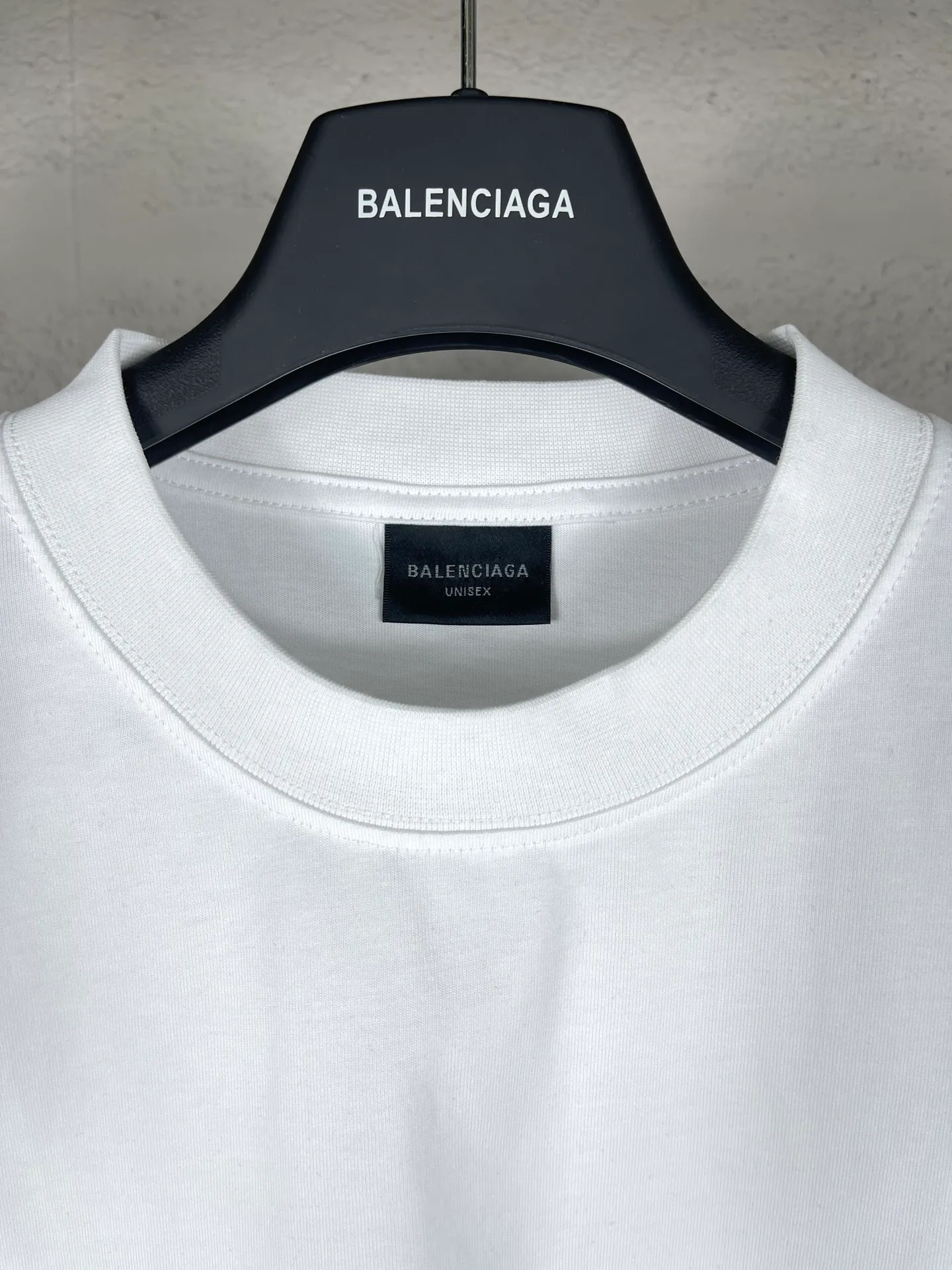 🅿️170 real shots [Top version. Official website quality] BALENCI*GA/Paris.SS25 latest model. The new LOGO monogram is printed on the front and back of the short-sleeved T-shirt. The brick cabinet is synchronized. It is developed at the first time and the fabric is made of Paris ZP custom-woven and dyed cotton double yarn. Weighing 260 grams, the cloth surface is clean. The cloth pattern is clear, soft and comfortable. The threads are dyed with no color difference. The printing is made of environmentally friendly imported materials. The letters are clear and the effect is three-dimensional. The version adopts OS loose shoulder design. Same style for men and women. Code: BL223619 Color: black, white Size: XS S M L