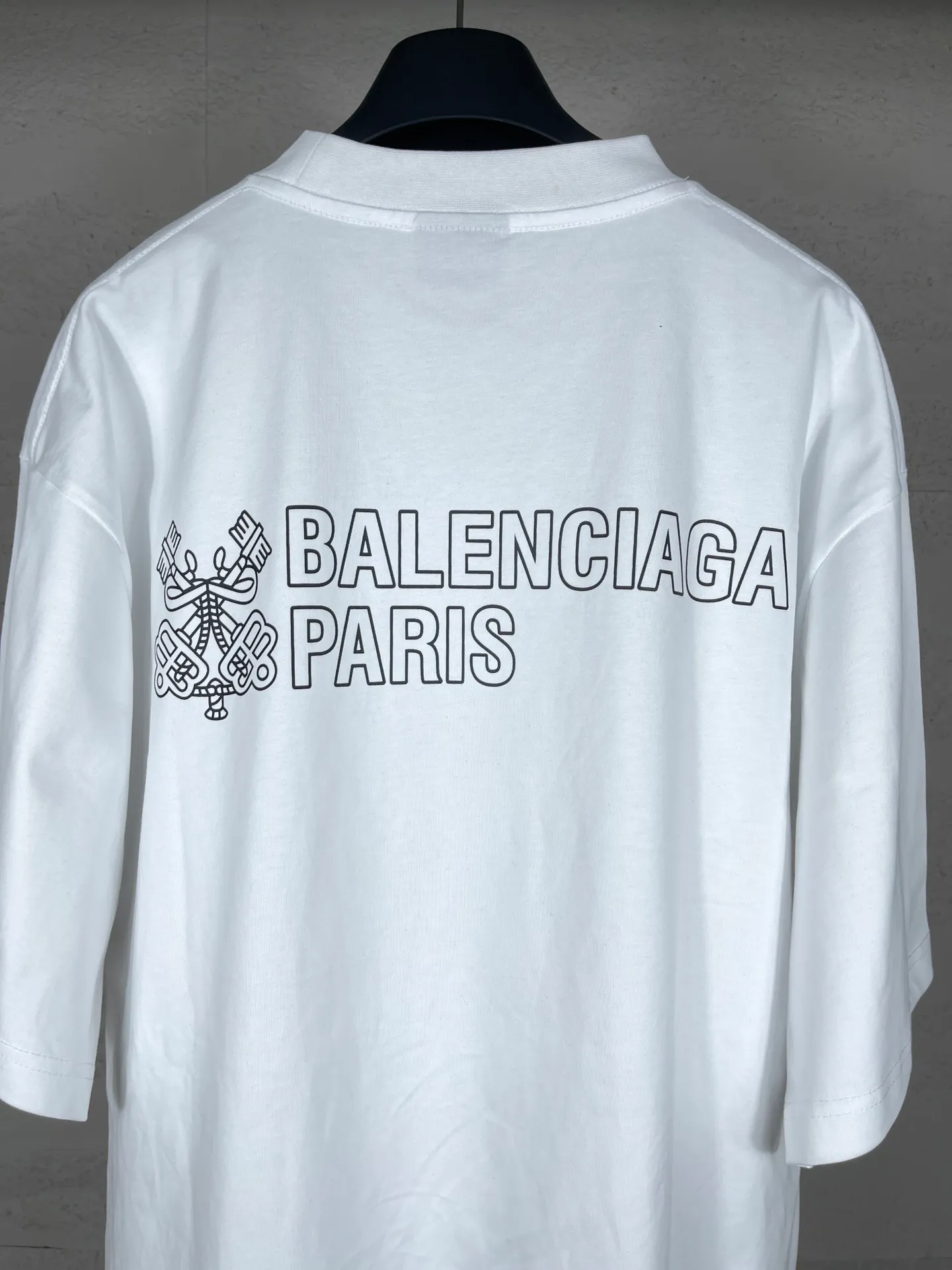🅿️170 real shots [Top version. Official website quality] BALENCI*GA/Paris.SS25 latest model. The new LOGO monogram is printed on the front and back of the short-sleeved T-shirt. The brick cabinet is synchronized. It is developed at the first time and the fabric is made of Paris ZP custom-woven and dyed cotton double yarn. Weighing 260 grams, the cloth surface is clean. The cloth pattern is clear, soft and comfortable. The threads are dyed with no color difference. The printing is made of environmentally friendly imported materials. The letters are clear and the effect is three-dimensional. The version adopts OS loose shoulder design. Same style for men and women. Code: BL223619 Color: black, white Size: XS S M L