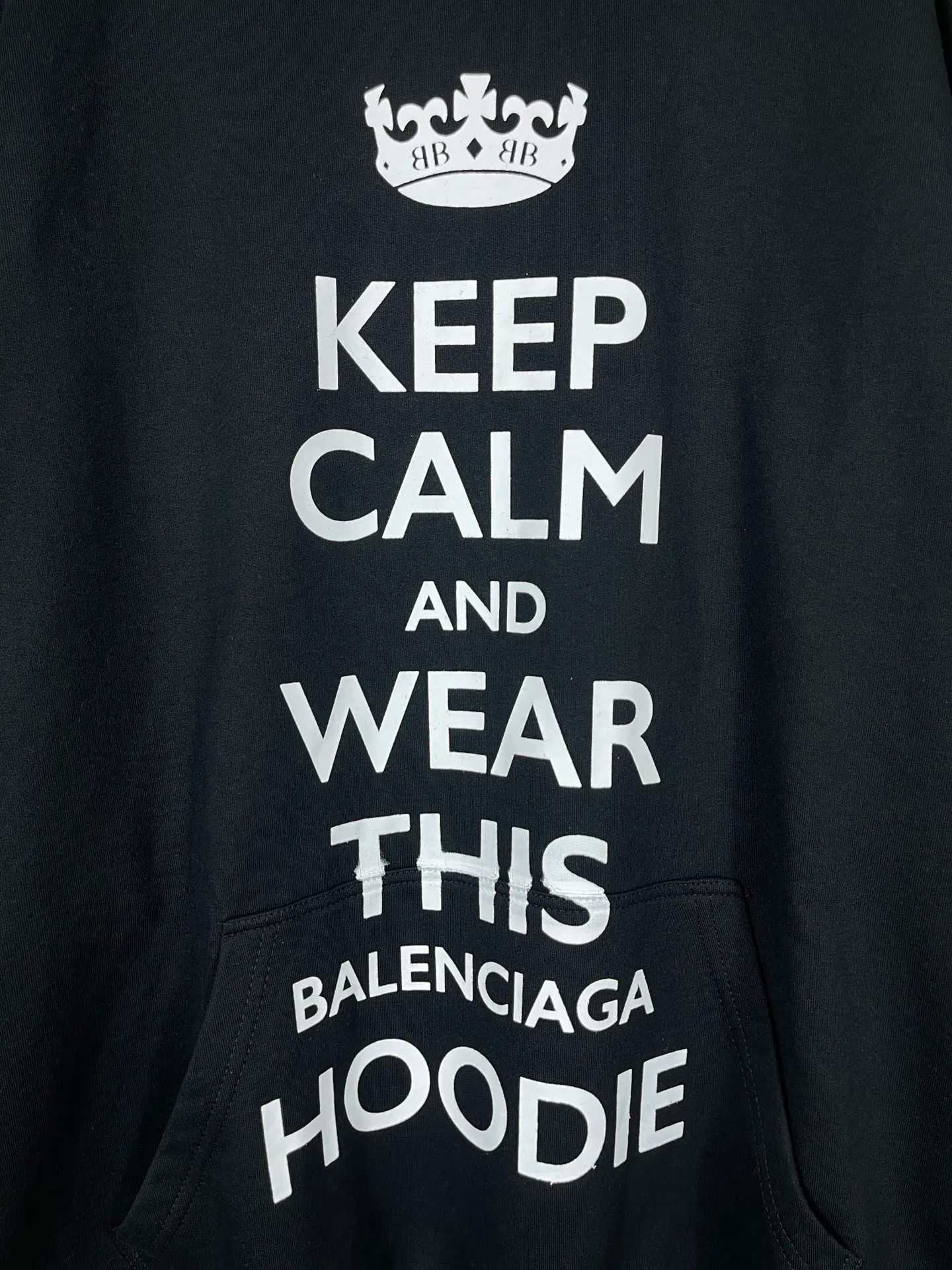 🅿️310 real photos [Top version. Official website quality] BALENCI*GA/Paris new style. 2024 autumn and winter new style. KEEP.CALM art print hooded sweatshirt, brick cabinet synchronization. Genuine product developed in the first time, happy to print and compare! The fabric is made of Paris ZP custom-woven and dyed cotton sweatshirt. Weighing 460 grams, the cloth surface is clean. The cloth pattern is clear, soft and comfortable. The threads are dyed with no color difference. The printing uses environmentally friendly imported materials. The letters are clear and the effect is three-dimensional. The version adopts OS loose shoulder design. Same style for men and women. Code: BL238938 Color: Black Size: XS S M L