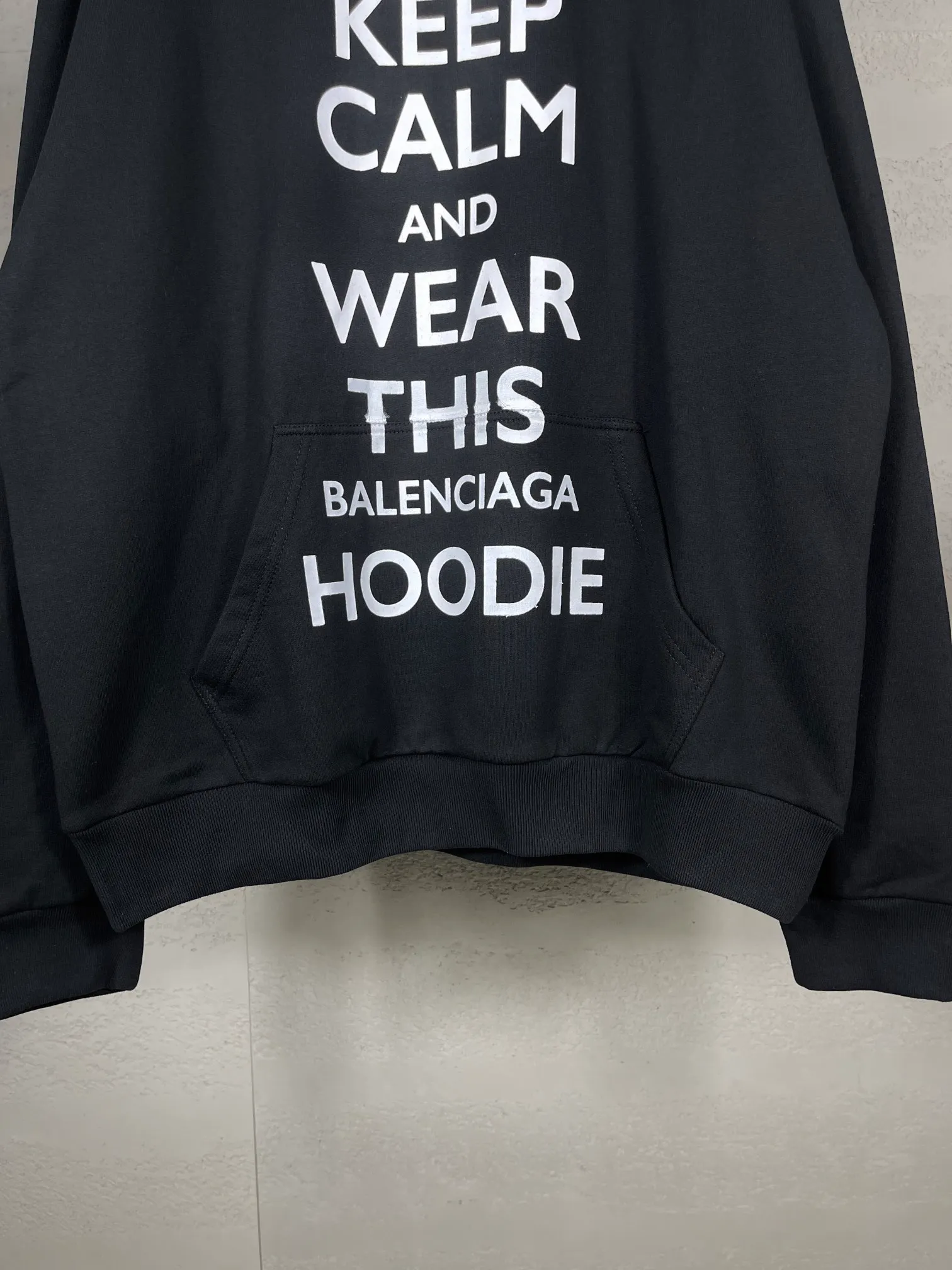 🅿️310 real photos [Top version. Official website quality] BALENCI*GA/Paris new style. 2024 autumn and winter new style. KEEP.CALM art print hooded sweatshirt, brick cabinet synchronization. Genuine product developed in the first time, happy to print and compare! The fabric is made of Paris ZP custom-woven and dyed cotton sweatshirt. Weighing 460 grams, the cloth surface is clean. The cloth pattern is clear, soft and comfortable. The threads are dyed with no color difference. The printing uses environmentally friendly imported materials. The letters are clear and the effect is three-dimensional. The version adopts OS loose shoulder design. Same style for men and women. Code: BL238938 Color: Black Size: XS S M L