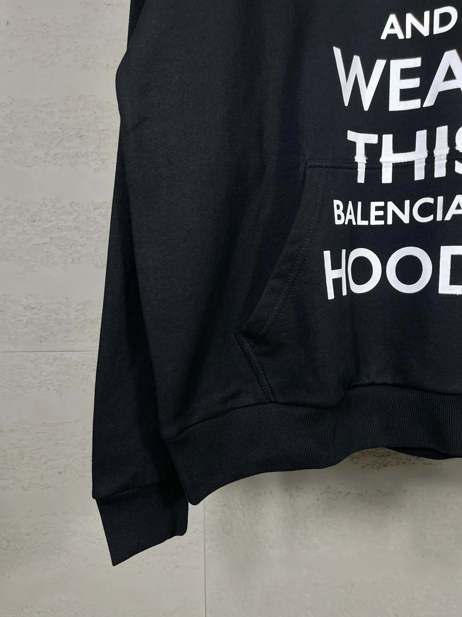 🅿️310 real photos [Top version. Official website quality] BALENCI*GA/Paris new style. 2024 autumn and winter new style. KEEP.CALM art print hooded sweatshirt, brick cabinet synchronization. Genuine product developed in the first time, happy to print and compare! The fabric is made of Paris ZP custom-woven and dyed cotton sweatshirt. Weighing 460 grams, the cloth surface is clean. The cloth pattern is clear, soft and comfortable. The threads are dyed with no color difference. The printing uses environmentally friendly imported materials. The letters are clear and the effect is three-dimensional. The version adopts OS loose shoulder design. Same style for men and women. Code: BL238938 Color: Black Size: XS S M L