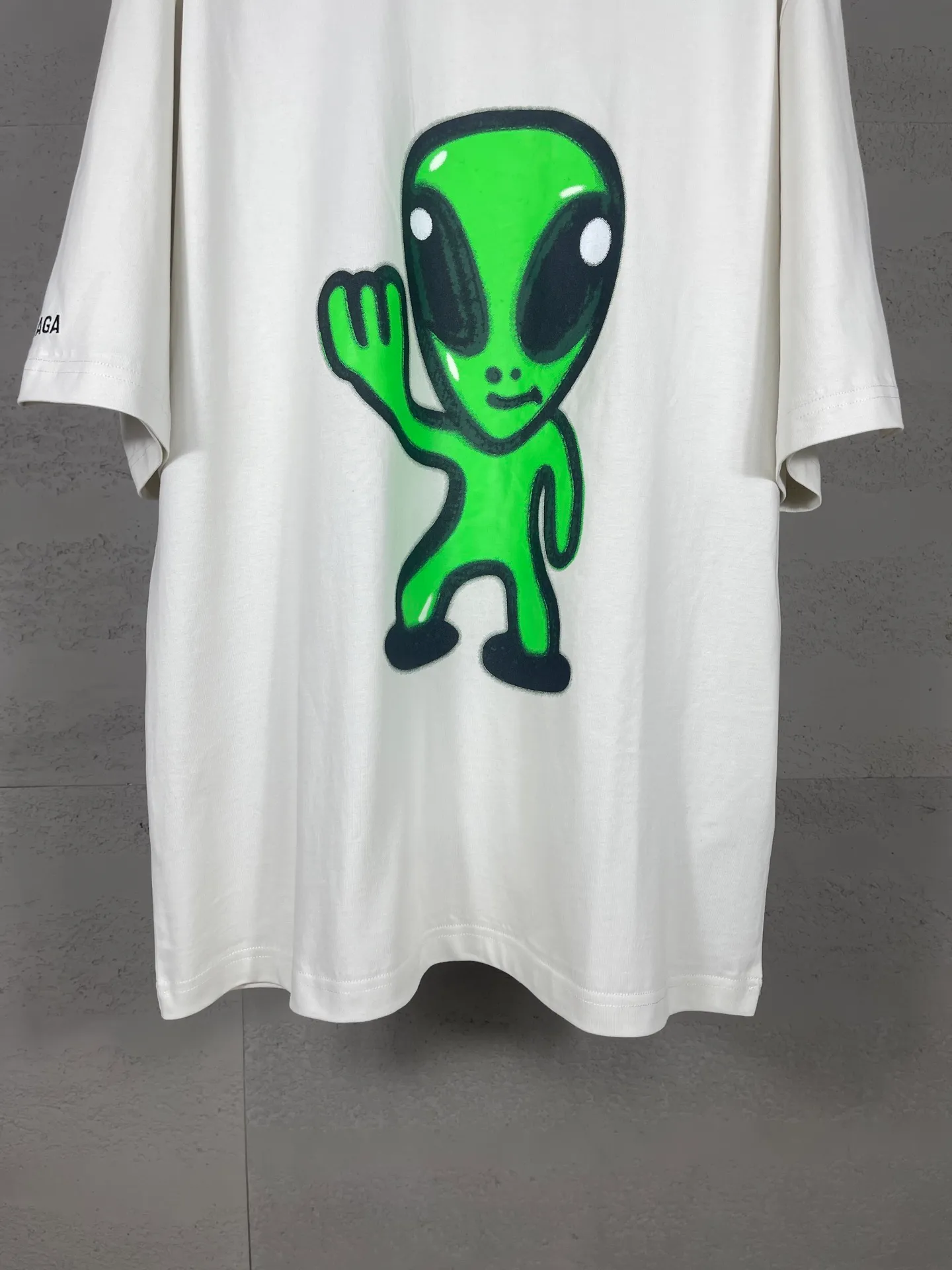 🅿️194 real photos [top version. official website quality] BALENCI*GA/25 new model. The front is directly printed with hithg there + dripley art work + luminous effect, aliens are printed on the front, smiley faces are printed on the back, short-sleeved T-shirt with embroidered letters on the right sleeve # SS25 latest style. Research and development at the first time, different market currencies. Comparisons welcome. The fabric is made of Paris ZP custom-woven and dyed cotton double yarn. Weighing 260 grams, the cloth surface is clean. The cloth pattern is clear, soft and comfortable. The threads are dyed with no color difference. Printing adopts computer direct printing. Jubie market currency. Welcome to compare. The version adopts OS loose shoulder design. Same style for men and women. Code: BL253683 Color: off-white, black, floral gray Size: XS S M L