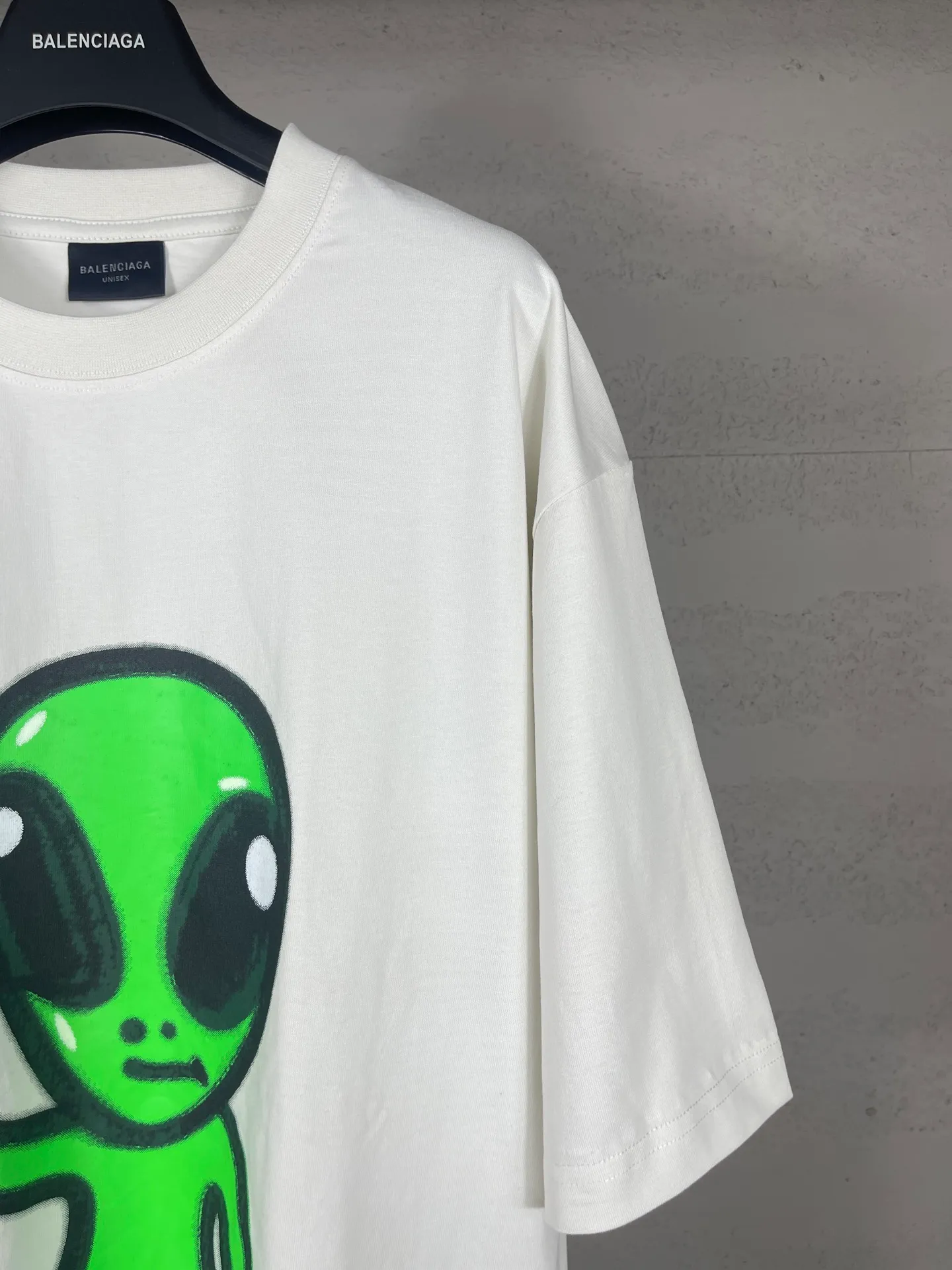 🅿️194 real photos [top version. official website quality] BALENCI*GA/25 new model. The front is directly printed with hithg there + dripley art work + luminous effect, aliens are printed on the front, smiley faces are printed on the back, short-sleeved T-shirt with embroidered letters on the right sleeve # SS25 latest style. Research and development at the first time, different market currencies. Comparisons welcome. The fabric is made of Paris ZP custom-woven and dyed cotton double yarn. Weighing 260 grams, the cloth surface is clean. The cloth pattern is clear, soft and comfortable. The threads are dyed with no color difference. Printing adopts computer direct printing. Jubie market currency. Welcome to compare. The version adopts OS loose shoulder design. Same style for men and women. Code: BL253683 Color: off-white, black, floral gray Size: XS S M L