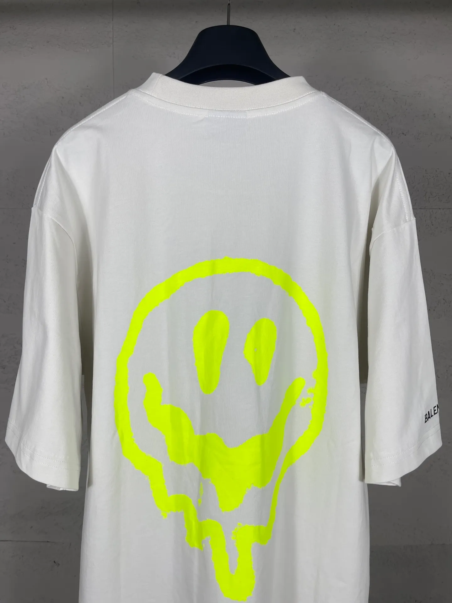 🅿️194 real photos [top version. official website quality] BALENCI*GA/25 new model. The front is directly printed with hithg there + dripley art work + luminous effect, aliens are printed on the front, smiley faces are printed on the back, short-sleeved T-shirt with embroidered letters on the right sleeve # SS25 latest style. Research and development at the first time, different market currencies. Comparisons welcome. The fabric is made of Paris ZP custom-woven and dyed cotton double yarn. Weighing 260 grams, the cloth surface is clean. The cloth pattern is clear, soft and comfortable. The threads are dyed with no color difference. Printing adopts computer direct printing. Jubie market currency. Welcome to compare. The version adopts OS loose shoulder design. Same style for men and women. Code: BL253683 Color: off-white, black, floral gray Size: XS S M L