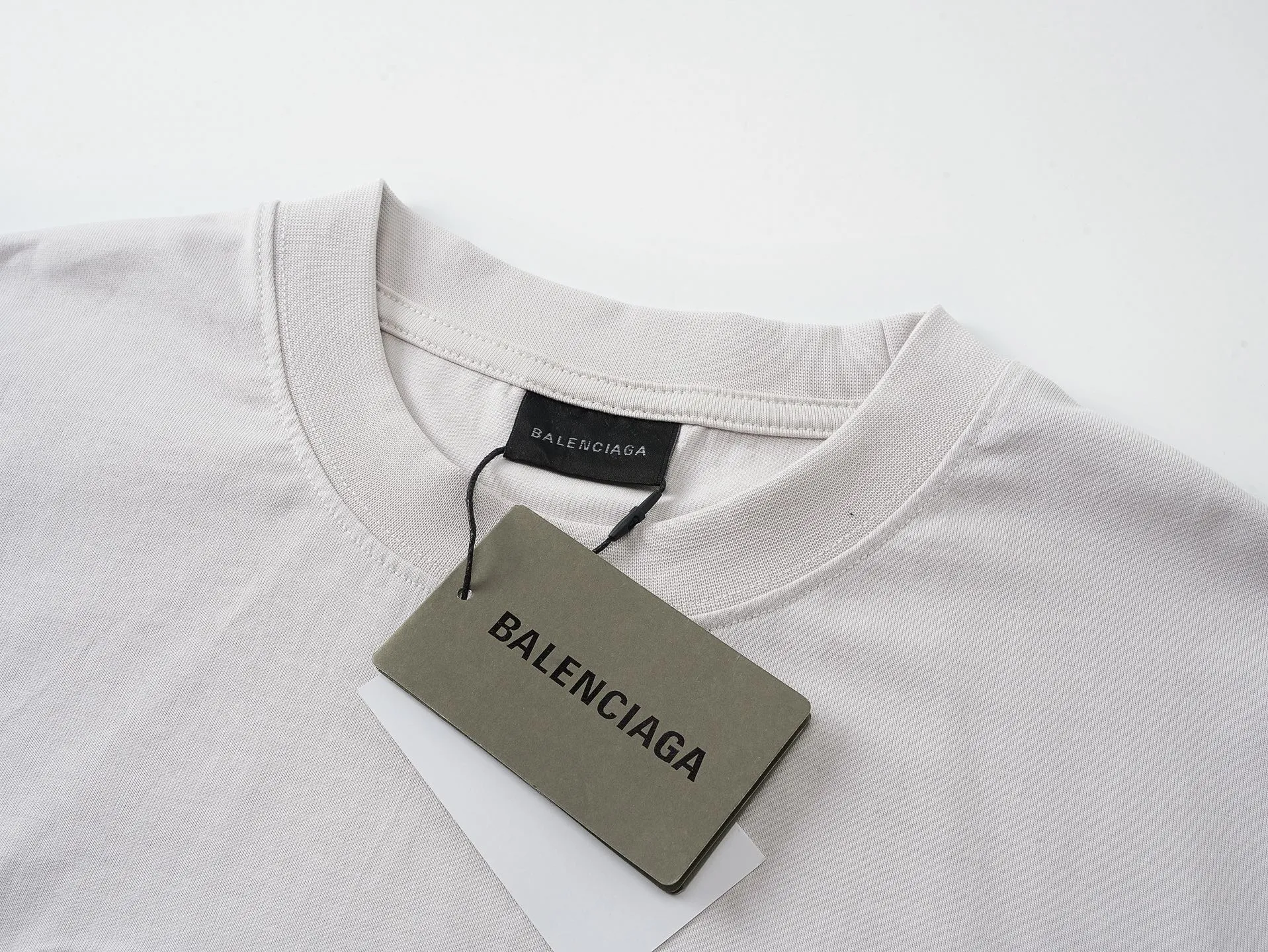 🅿️186 Note: Women’s version, real photos [Top version. Official website quality] BALENCI*GA/Paris #SS25 new short-sleeved T-shirt with LUXURY chest letter patch embroidery on the front. 2025 spring and summer brick cabinet synchronization welcomes comparison. The fabric is made of Paris ZP custom-woven and dyed cotton double yarn, weighing 260 grams. The cloth surface is clean. The cloth pattern is clear, soft and comfortable. The threads are dyed with no color difference. The letter LOGO is embroidered using imported Tajima embroidery machine. The letters are clear and the effect is three-dimensional. Restore the brick cabinet, adopt the medium version. Female version Code: BL253733 Color: blue, gray Size: XS S M L